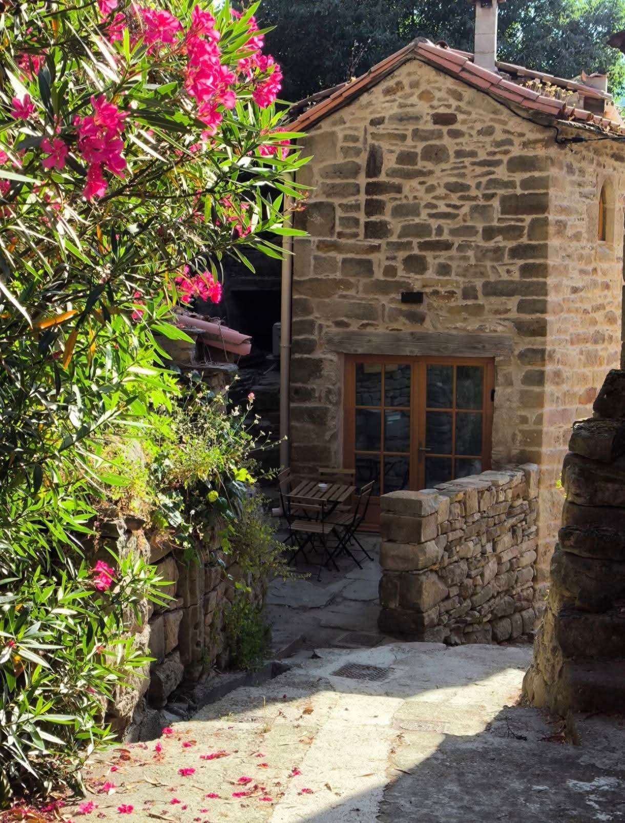 ☀️ 2 Gîtes indépendants en activité + Maison d'habitation ☀️

Située au cœur d’un charmant village de l’arrière-pays héraultais, à proximité de Saint-Guilhem-le-Désert, du Lac du Salagou et du Cirque de Navacelles, cette propriété rare combine un lieu de vie de qualité et une activité de gîtes déjà opérationnelle.

🏠 LES GÎTES 

La propriété comprend 2 gîtes indépendants en exploitation :

Gîte de l'Atelier – 4 personnes
48 m², entièrement neuf (2023), situé sous l’habitation principale

Gîte de la Cheminée – 4 personnes
42 m², entièrement neuf (2025)

👉 Activité déjà en place, avec :

Clientèle existante

Annonces actives

Calendrier 2026 déjà ouvert et partiellement réservé

Les gîtes bénéficient d’une forte attractivité touristique, liée à l’emplacement et aux nombreux sites majeurs aux alentours.

🏡 LA MAISON PRINCIPALE

Grande maison en pierre rénovée d’environ 120 m², offrant :

3 chambres, dont une de plus de 40 m²

Salon / cuisine de 40 m²

Grande terrasse plein sud de 25 m²

Climatisation réversible (moins de 5 ans)
Poêle à granulés 

👉 La maison est totalement indépendante des gîtes, garantissant calme et intimité au quotidien.

🌳 DÉPENDANCES & EXTÉRIEURS

Jardin de 260 m² avec arrivée d’eau

Garage de 25 m²

Terrasse de 25 m²

Cabanon de 5 m²

⭐ POURQUOI CE BIEN EST DIFFÉRENT

✔ Maison rénovée, prête à vivre
✔ Gîtes récents / neufs, exploitables immédiatement
✔ Revenus existants, sans phase de lancement
✔ Secteur touristique très recherché
✔ Idéal projet de changement de vie
✔ Gîtes vendus entièrement meublés 
✔ Possibilité de vendre la maison meublée également
 ✔ Maison et gîtes reliés à la fibre

➕ Possibilité d’acquérir en supplément une 3ᵉ maison mitoyenne du deuxième gîte (à rénover), offrant un potentiel de développement supplémentaire de l’activité.
➕ Ecole et commerces dans le village

📞 Informations complémentaires, chiffres et visites sur demande sérieuse

www.gite-saint-privat.fr