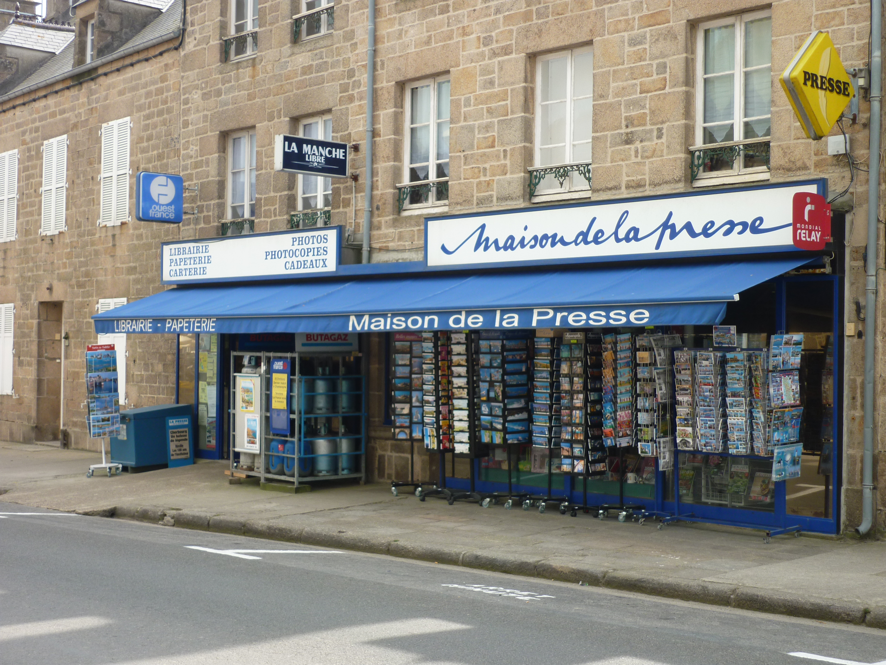 A VENDRE MAISON DE LA PRESSE à BARFLEUR (50) 65 000€                                         Située sur le port, au cœur de Barfleur, village touristique classé parmi les Plus Beaux Villages de France, cette Maison de la Presse bénéficie d'un emplacement privilégié.                                                                                                                                             Activités diversifiées:                                                                                                                      presse, librairie, papeterie, carterie, souvenirs, FDJ, montres et bijoux.                                             Affaire idéale pour un couple, offrant de belles possibilités de développement dans un cadre touristique recherché.                                                                                                      Possibilité d'acquérir les murs commerciaux.
Logement situé au-dessus du magasin.
Prix du fonds de commerce : 70 000€.
Renseignements complémentaires et données financières disponibles auprès du cabinet comptable, uniquement pour les candidats sérieux, dans le respect de la confidentialité.
pour tous renseignement ou premier contact, merci de contacter le 02.33.43.14.12