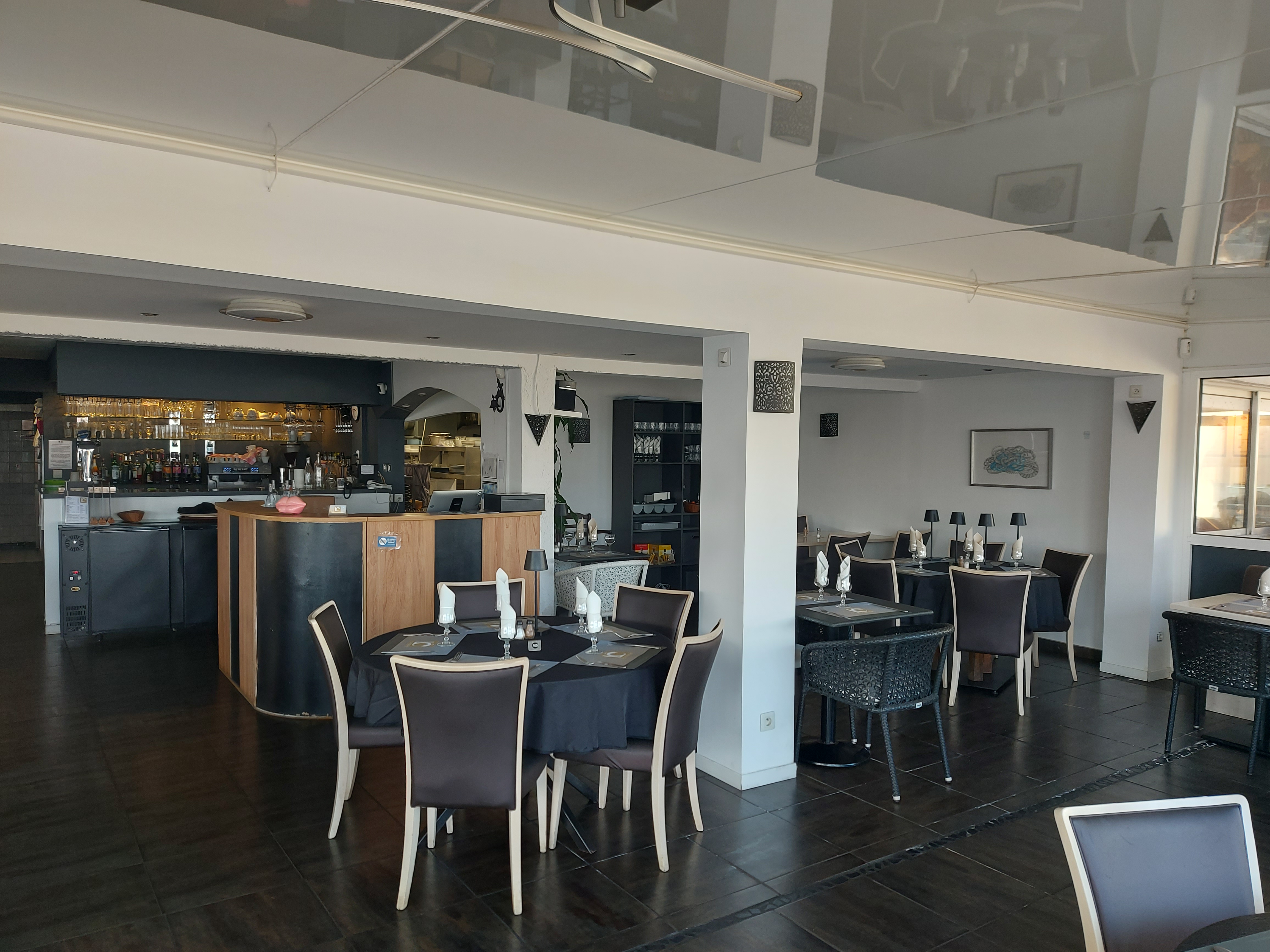 Opportunité de reprise d'un restaurant traditionnel idéalement situé face à la Méditerranée, bénéficiant d'une excellente visibilité et d'un environnement privilégié sur le littoral audois.

 

Exploité depuis plus de 20 ans, l'établissement bénéficie d'une clientèle fidèle composée à la fois de résidents locaux, de touristes et de visiteurs de passage. Ouvert à l'année, son emplacement stratégique en bord de plage lui permet de bénéficier d'une forte attractivité durant la saison estivale tout en conservant une activité régulière hors saison. 

Le restaurant dispose d'une capacité d'accueil d'environ 140 places, réparties entre une salle intérieure d'environ 80 couverts et une agréable terrasse de 60 places avec vue mer.

L'outil de travail est particulièrement qualitatif : cuisine professionnelle entièrement équipée, matériel entretenu et en bon état, mobilier récent en salle comme en terrasse. Aucun investissement significatif n'est à prévoir, permettant une reprise immédiate de l'activité dans d'excellentes conditions.

L'affaire réalise un chiffre d'affaires annuel d’environ 320 000 € et présente encore des perspectives de développement pour un repreneur souhaitant renforcer certains axes d'exploitation ou de communication.

 

Cette affaire conviendra particulièrement à un professionnel de la restauration ou à un couple d'exploitants recherchant un établissement clé en main dans un cadre de vie privilégié en bord de mer.

 

Dossier complet et informations financières disponibles après premier échange et engagement de confidentialité.
Annonce gérée par la CCI Aude, premier contact par email à m.marcer@aude.cci.fr