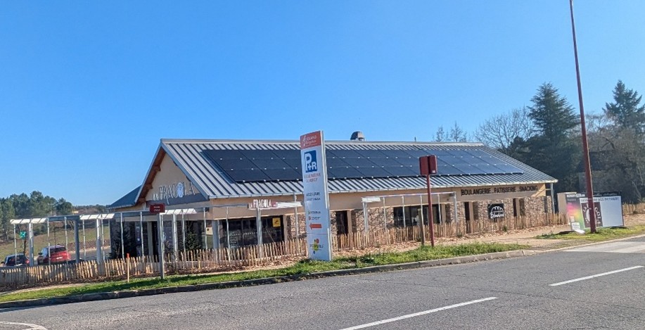 Vous êtes boulanger - pâtissier et vous souhaitez vous installer dans une commune à taille humaine, en plein développement ? 

La commune d’Église Neuve de Vergt loue un local neuf, prêt à accueillir votre activité de boulangerie/pâtisserie, avec :
-	Four électrique 
-	Deux chambres froides
-	Bâtiment avec panneaux photovoltaïques

👉 Vous avez un projet ? Venez découvrir ce local idéalement situé :
- Emplacement en bordure d’un axe très passant RD8 axe Périgueux – Bergerac par Vergt et à 6 minutes de l’échangeur N°15 de l’A89
- Stationnement
- À proximité immédiate d’un commerce multiservices : bar, restaurant, point-poste, colis, épicerie (restaurant en cours de construction) 
-	Loyer attractif : 500 € HT par mois