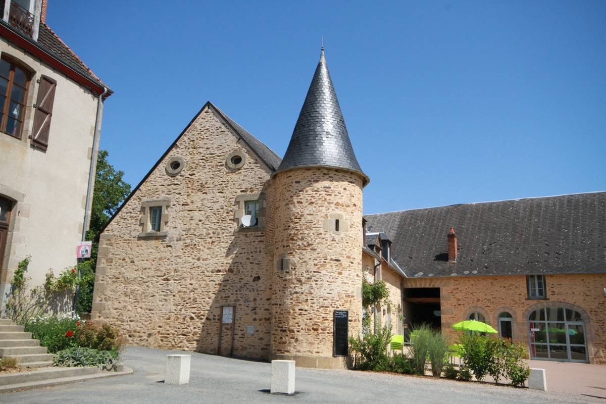 Auberge de charme avec bar et salle de réception d’une capacité de 60 couverts. Située au coeur d’un village rural, cette auberge offre un fort potentiel de développement, aussi bien pour une activité de restauration traditionnelle que pour l’organisation d’événements.

Un accompagnement personnalisé pourra être proposé pour vous aider à construire votre projet ou à imaginer une nouvelle dynamique d’exploitation.

Description du bien : 

Auberge avec un bar et salle de restauration de 60 places – 120m²

-Terrasse non couverte 60 places
-Licence IV mise à disposition par la commune
-Relais postal
-Parking

La commune de La Cellette recherche un gérant pour son auberge communale.

Située au cour d’un cadre naturel privilégié, à proximité immédiate d’un point de départ VTT, de sentiers de randonnée et d’un circuit de géocaching Terra Aventura, l’auberge bénéficie d’un emplacement idéal pour attirer une clientèle touristique comme locale. La commune dispose également d’un tissu associatif dynamique, avec de nombreux événements tout au long de l’année, dont un marché mensuel apprécié.

Une activité diversifiée et un fort potentiel : En plus de la restauration, l’établissement assure également un service de relais Poste, apportant une fréquentation régulière et un lien fort avec les habitants.

Des travaux de rénovation sont actuellement en cours pour optimiser les espaces et améliorer le confort de travail : agrandissement de la cuisine, création d’un espace de stockage, mise en place d’un bureau et d’un espace dédié au personnel

Surface du bien :

120m² + terrasse non couverte de 60 places

Localisation :

Auberge rurale située dans un bourg  au nord de la Creuse, aux portes du Berry, de la Vallée Noire et de la Maison de George Sand, sur l'axe routier D940 à 18km de la Châtre et à 30 km de Guéret.

Conditions d'acquisition :

485,60 € de loyer

La licence restera la propriété de la commune et sera mise à disposition du futur exploitant.
Des investissements en mobilier sont à prévoir (possibilité de reprise du matériel auprès du gérant sortant).

Profil recherché :

Personne motivée, autonome, et disposant d'une expérience confirmée en restauration.

Caractéristiques / Atouts :

- Bâtisse de charme
- Entre la Châtre et Guéret
- Proximité d'un parcours de géocaching Terra Aventura et de circuits de randonnée
- Possibilité de développement avec une salle supplémentaire.