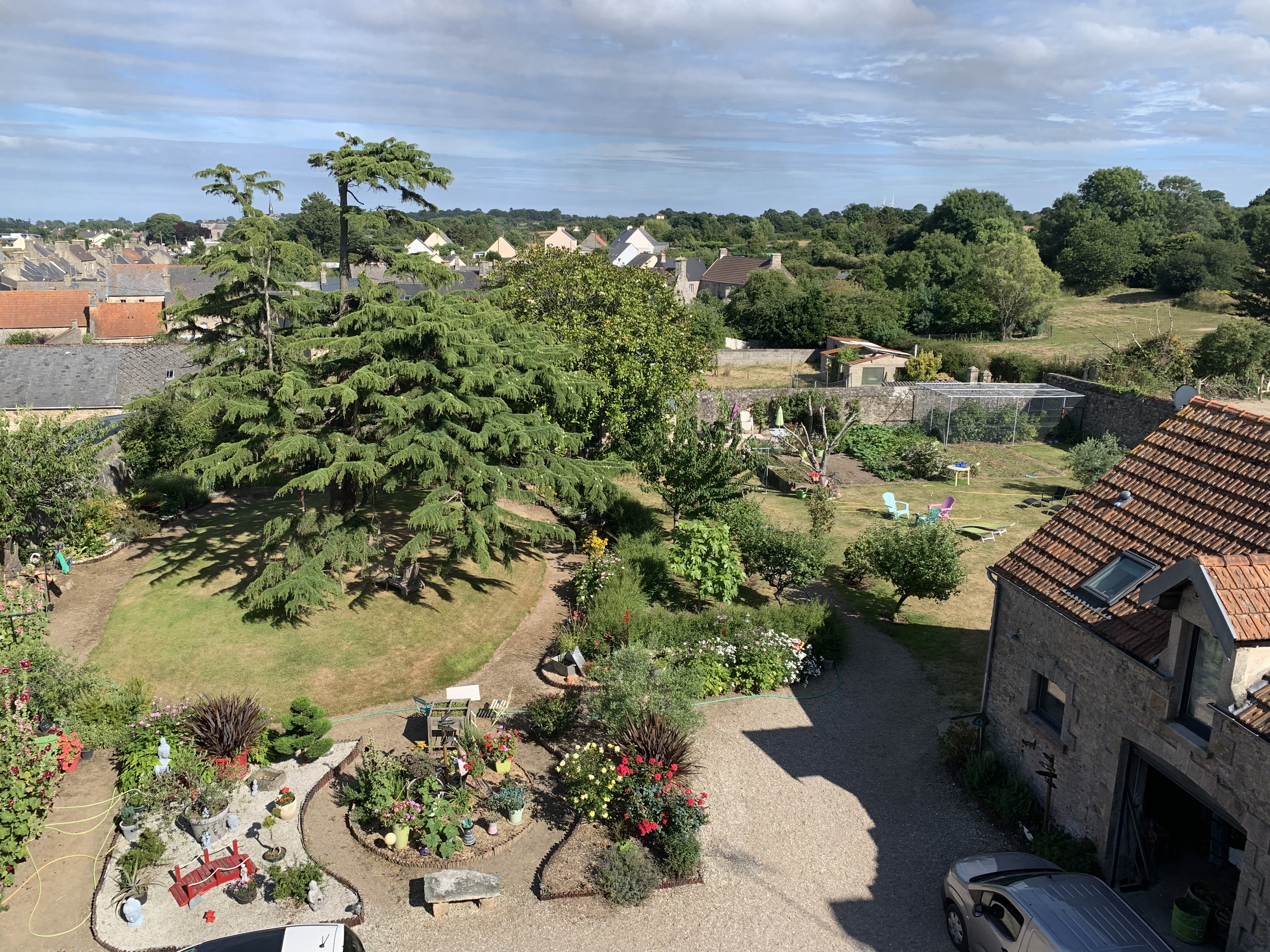 Au cœur de saint Pierre eglise, propriété de 450m2 avec terrain de 2500m2, comprenant une habitation de 200m2 à usage personnel. 2 gîtes de 70 m2 capacité 5/6 personnes, un gîte de 80 m2 capacité 8/10 personnes, 2 chambres hôtes 2/3 personnes, une chambre hôte familiale pour 4 personnes.
