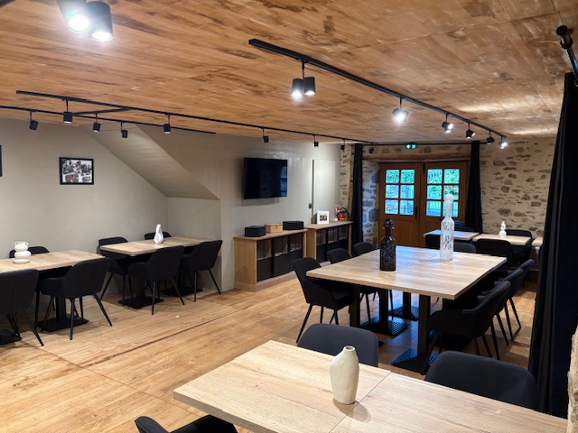 Vend Fond de commerce 
Bar licence IV
Restaurant 32 places en salle et 30 places en terrasse
Gîte entièrement équipé 10 couchages
Appartement de fonction T3 entièrement équipé 
Tout le matériel et le mobilier du restaurant et de l'appartement & gîte sont en parfait état (1an)

Situé dans le Nord de l’Aveyron, le village de Murols vous accueille dans un environnement naturel de toute beauté, à proximité du Parc Régional de l’Aubrac. Constitué de fermes et de maisons en pierre, il s’avère des plus charmants et réellement ressourçant.

Notre Auberge de Murols en représente le cœur, là où la vie bat son plein durant toute la semaine et le week-end. Accolé à la forge du XVIIIe siècle.

Véritable lieu de rencontre et d’échange, notre bar permet à nos visiteurs de passage de côtoyer en toute convivialité nos habitués.

Notre gîte vous offre un cadre idéal pour vous reposer au cours de vos périples sur le Sentier de l’Imaginaire, du GR465 ou lors de vos vacances.

Ici, tout n’est que bien-être, calme et volupté.