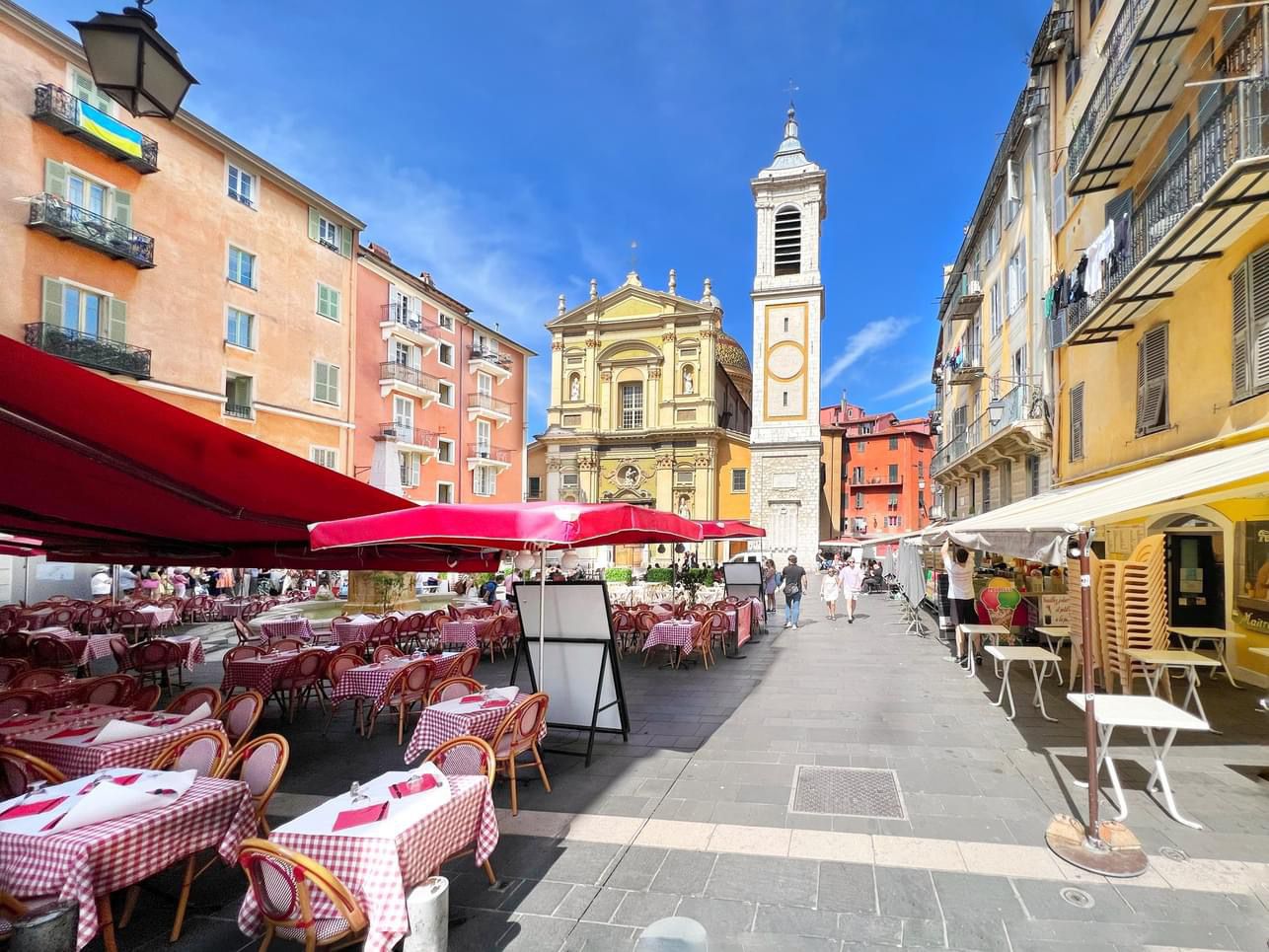 Emplacement PREMIUM
Restaurant avec 2 extractions et terrasse, d’une capacité de 40 couverts à l’intérieur et 30 places à l’exterieur.
Avec une surface de 70 m2 pour la salle et 50 m2 pour la cuisine.
Loyer 2 300 euros