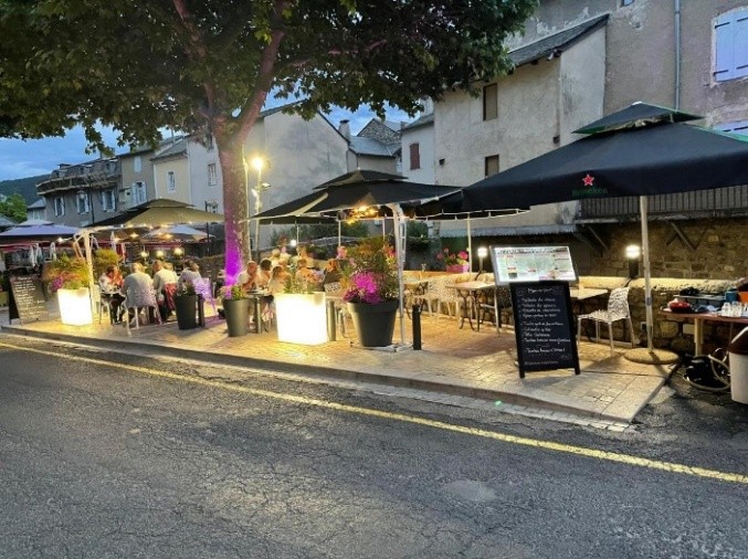 À vendre un hôtel**– restaurant saisonnier, ouvert de mai à octobre. 
L’établissement se situe en Lozère, au centre d’un village touristique de plus de 800 habitants. Il bénéficie d’un emplacement central et d’une excellente visibilité grâce à sa grande baie vitrée.
L’ensemble immobilier est composé de trois bâtiments distincts. 
Le restaurant, titulaire d’une licence IV, dispose d’une salle d’environ 35 couverts, ainsi qu’une terrasse pouvant accueillir 45 personnes. La cuisine professionnelle est équipée et fonctionnelle. La carte actuelle propose une offre : salades, pizzas, burgers, pâtes, etc.
Côté hébergement, l’hôtel classé 2 étoiles (2025) dispose de 17 chambres confortables, toutes équipées de salles d’eau privatives, pour une capacité totale de 45 personnes. Deux chambres supplémentaires sont prévues pour le personnel saisonnier. L’ensemble comprend également un logement de fonction, idéal pour les exploitants souhaitant vivre sur place.
La clientèle est variée et fidèle : nationale et internationale, composée de familles, groupes d’amis, retraités et sportifs...
L’établissement fonctionne uniquement avec du personnel saisonnier. Aucun CDI n’est en cours, et il n’y a donc aucun salarié à reprendre.
Cette affaire est idéale pour deux personnes dynamiques disposant d’une expérience en hôtellerie-restauration.

Vente des murs :  730 000€ ou location : 3 200 € / mois TTC
Vente du fonds de commerce : 420 000 € 
Référence de l'annonce : L0500