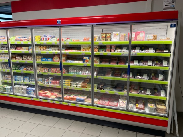 A vendre fond de commerce supérette alimentation générale située dans un bourg en périphérie immédiate d'Alençon 61. Commune de 2400 habitants dynamique avec toutes commodités desservie par les transports en commun et située sur une route passagère.
 Petit commerce de proximité local d'environ 120 mètres carrés.
 Equipements : vitrine réfrigérée fermée, rayon fruits et légumes , fromage à la coupe, produits locaux, dépôt de pain quotidien, gaz, relais Colis (Mondial Relay).
Salle privative (bureau) attenante avec des parties communes, réserve, Bâtiment sous la Mairie 
Petit parking devant le magasin. 
Loyer modéré, aucun investissement matériel à prévoir. Ouvert du lundi au samedi midi. Vacances annuelles. 
Possibilité en complément d'ouvrir le samedi après-midi et le dimanche matin. Bon bilan.