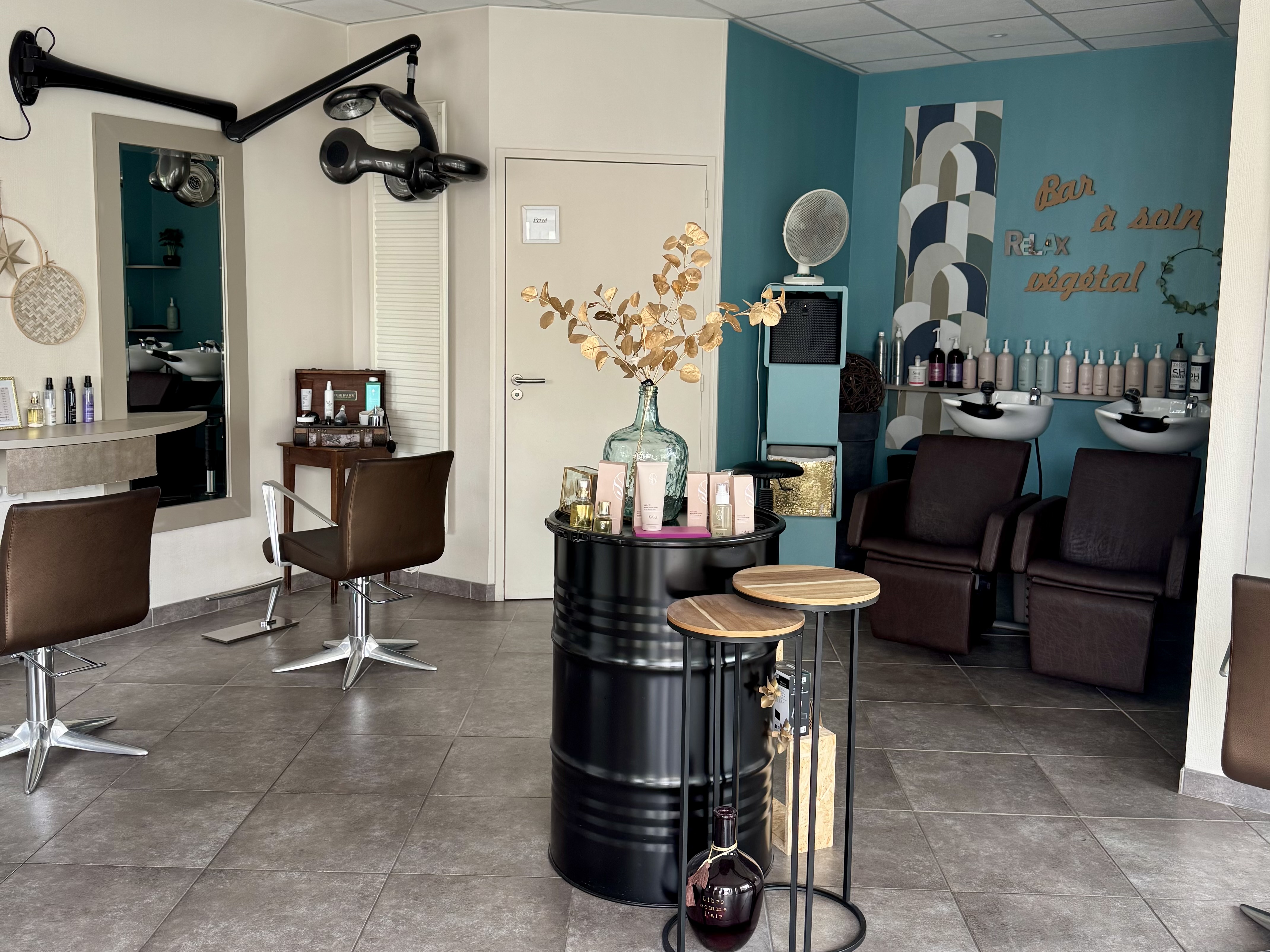 Salon de coiffure Mixte à vendre ! 
Emplacement à Vallons de l’Erdre. 
Fond de commerce et possibilité d’achat des murs. 
Ce salon de coiffure bénéficie d’un emplacement d’angle assurant une excellence visibilité. 

Très bien situé dans une commune de 2600 habitants, dynamique et très bien fréquenté. Clientèle fidélisé depuis 13 ans. 

Possibilité d’accompagner à la reprise. 

Effectif 1 gérante 
Description : 

•Surface totale de 45m2 
•Vitrine de 12m de façade 
•Salon spacieux et lumineux
•4 postes de coiffage
•2 bac à shampooing 
•1 labo/reserve 
•1 WC 

Environnement accueillant, confortable pour la clientèle.
Parking public à proximité.
Aucun travaux n’est à prévoir. 
Salon entièrement remis à neuf.

Après 13 ans d’activité dans ce salon et 47 ans d’expérience professionnelle, ce fond (possibilité d’achat des murs) est proposé à la vente en raison d’un départ à la retraite de la gérante. 

Il constitue une opportunité idéale pour un professionnel de la coiffure souhaitant s’installer, une affaire établie qui s’adresse à une clientèle fidèle. 
Il n’existe qu’un seul conçurent local, ce qui renforce l’attractivité de cet activité.