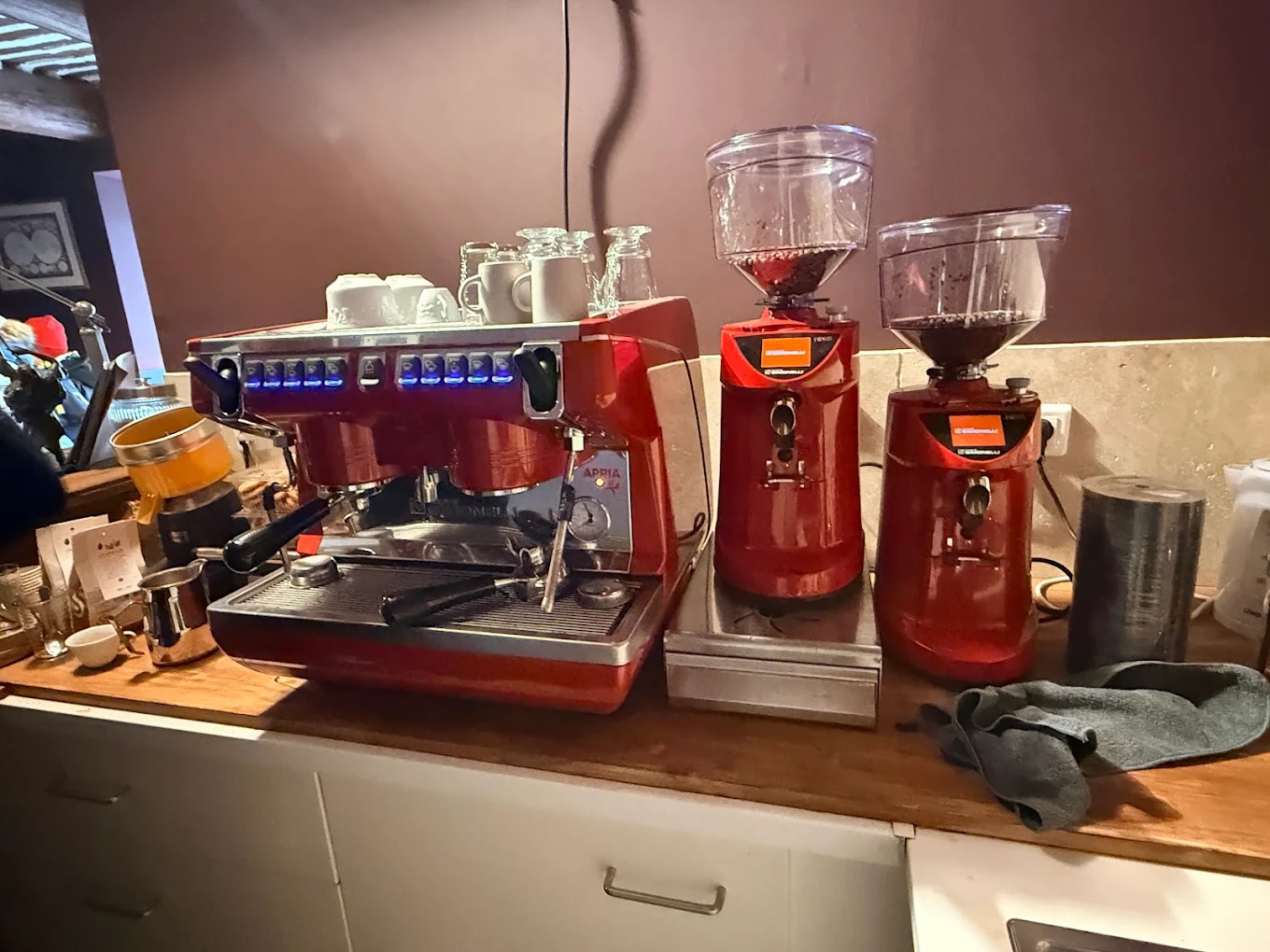 Village de Bonnieux (84), seul vrai coffee shop du village, cherche son/sa locataire-gérant(e). Déjà en activité, prêt à continuer sans interruption. Pas de vente d'alcool / pas de licence IV.

Décoration vintage esprit club anglais: mobilier ancien, livres, ambiance chaleureuse et accueillante.

Équipement complet: machine espresso Nuova Simonelli Appia Life 2 groupes Compact Easy Cream, 2 moulins Nuova Simonelli, stock initial de café et de lait. Prêt à démarrer immédiatement. Environ 20 places assises (~40m²), grande ouverture sur rue (~200 passages/jour en saison), marché hebdomadaire le vendredi.

Fort potentiel de développement: snacking, pâtisseries, glaces, iced coffees, petite restauration, événements.

A l'arrière: barbershop speakeasy caché (~40m², accessible par une bibliothèque secrète): 2 fauteuils + 1 bac de lavage. Salle privée pour concerts intimistes, ateliers, événements et/ou véritable salon de coiffure.

Contrat: location-gérance du fonds de commerce. Redevance mensuelle: 1 200 EUR HT (loyer + charges fixes inclus). Dépôt de garantie: 2 000 EUR.

Profil recherché: personne autonome, sérieuse, expérience en café/CHR (et/ou coiffure/événementiel), envie d'animer la vie du village.

Contact: speakaeasy@lexis-ecole-de-langues.fr
