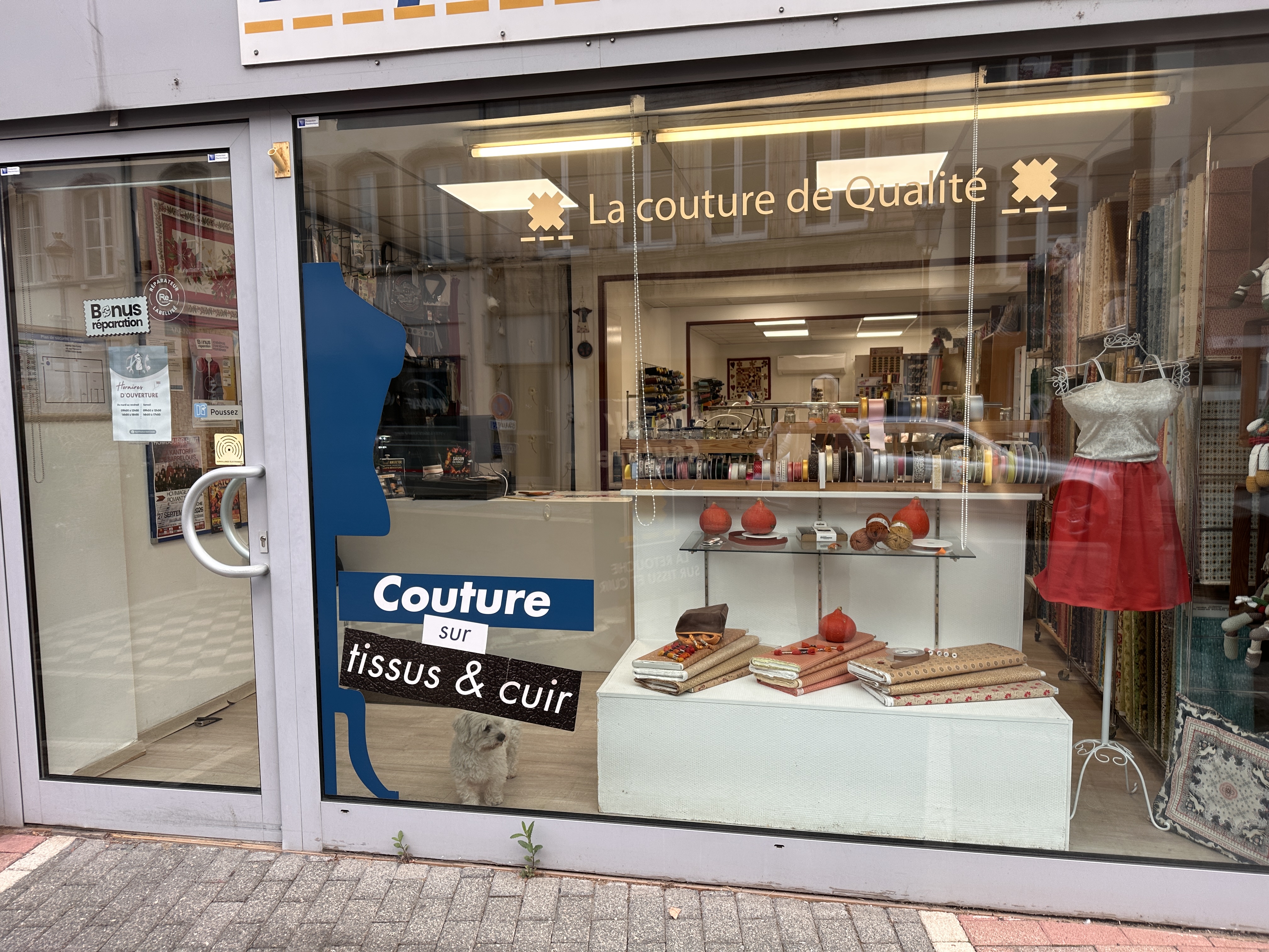 Vous souhaitez développer une activité de couture / retouche dans votre région ?
Belle opportunité pour professionnel(le) passionné(e) par la mode et le savoir-faire artisanal
 
Enseigne renommée nationale présente à St Avold depuis 20 ans.
 
Points fort :
Activité saine et rentable
Grand local spacieux et lumineux.
Matériels industriels et professionnels.
Potentiel de développement important
Une clientèle fidèle depuis de nombreuses années.
 
Situation : Atelier idéalement situé au cœur de la ville à proximité de commerces dynamiques.
Proximité : opticien, onglerie, coiffeur, institut de beauté, etc...
Stationnement :  facile (parking à côté du magasin)
 
Que vous soyez diplômé (e) ou non de la couture avec une formation CAP/BEP/… ou tout simplement passionné(e) de couture familiale n'hésitez pas à nous contacter