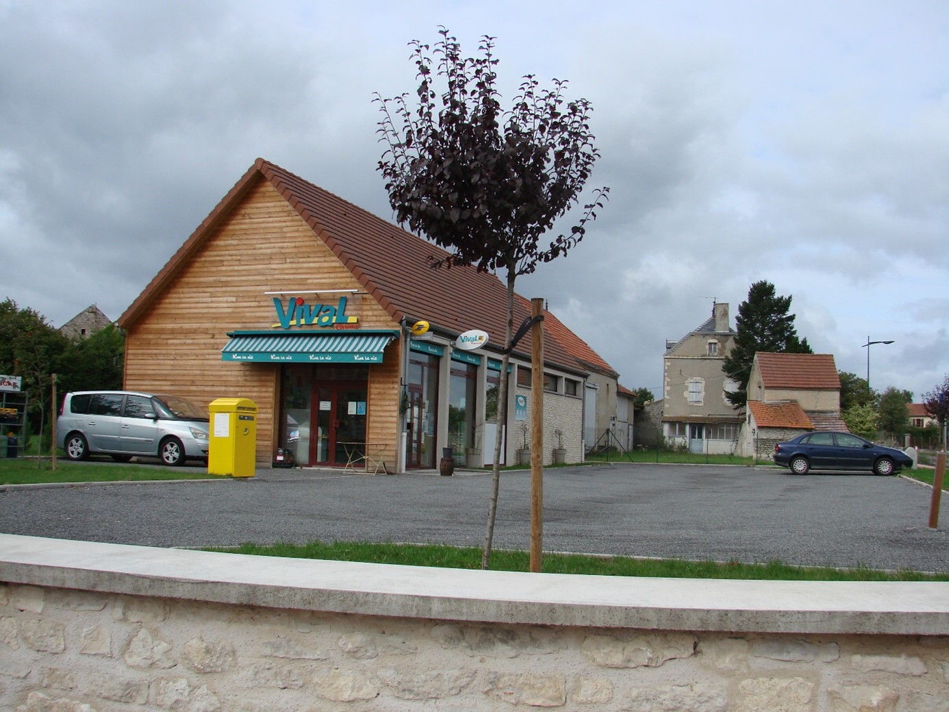 Reprenez une épicerie au cœur d’un village dynamique !

Vous rêvez de vous lancer dans le commerce de proximité et de contribuer à la vie d’un village accueillant ? 
Une belle opportunité vous attend à Saint-Bonnet-de-Rochefort, commune vivante et pleine de potentiel, située dans le sud de l’Allier, au sein de la Communauté de communes Saint-Pourçain Sioule Limagne.
Une localisation stratégique
Nichée entre les communes de Bègues, Vicq, et Ébreuil, Saint-Bonnet-de-Rochefort bénéficie d’une position idéale :
•	À 10 km de Gannat,
•	À 7 km d’Ébreuil, pôle intermédiaire de services,
•	Proche de Charroux, l’un des Plus Beaux Villages de France,
•	À 20 km du parc naturel régional des Volcans d’Auvergne,
•	À proximité de la sortie n°12 de l’A71, facilitant l’accès aux grands axes routiers.
Le village compte environ 750 habitants et dispose d’une école primaire et maternelle avec cantine et garderie. Le village est aussi desservi par une gare.
Le local commercial à reprendre
Située au carrefour des axes D37 (vers Gannat) et D35 (vers Ébreuil), l’épicerie bénéficie d’une excellente visibilité et d’un emplacement privilégié :
•	Face au restaurant "La Table de Saint Bonnet"
•	À proximité de la zone d’activité du Naturopôle qui compte environ 250 employés,
•	Grand parking partagé avec le restaurant, idéal pour accueillir votre clientèle.
Caractéristiques :
•	Surface de vente : 87 m²
•	Réserve avec chambre froide : 15 m²
•	Bureau : 15 m²
Matériel inclus :
•	2 armoires réfrigérées,
•	Meuble caisse,
•	Rayonnages.
Un projet plein d’opportunités
Développez une épicerie multiservice avec un point poste (rémunération minimum garantie de 374 € HT versée par La Poste), un commerce indispensable pour les Saint-Bonnétois et Saint-Bonnétoises. Proposez des produits locaux, des services de proximité, et créez un espace convivial pour les habitants.
Possibilité de choisir une enseigne ou non
Conditions pour candidater
1.	Préparer un business plan détaillé et une présentation de votre projet.
2.	Fournir un CV et une lettre de motivation.
3.	Être prêt(e) à investir dans du matériel complémentaire si nécessaire et dans l’achat du stock.
Conditions de location :
•	Bail commercial.
•	Loyer : 250 € HT/mois.
•	Deux mois de loyer d’avance requis.
Contactez-nous pour plus d’informations :
Mairie de Saint-Bonnet-de-Rochefort
04 70 58 50 67
mairie-st-bonnet-rochefort@orange.fr
Visite du local possible sur rendez-vous