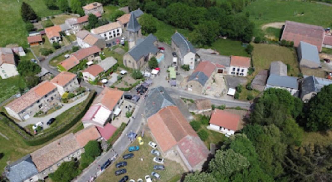 Nous recherchons un gérant pour notre auberge située dans le bourg d'une commune rurale (Vieillespesse 15500) à 2 km de la sortie 26 de l'autoroute A75.
Ce bâtiment est un ancien corps de ferme réhabilité. Il comprend : 
1 bar avec licence IV, 1 salle de restaurant de 30 couverts, des espaces techniques , cuisine équipée, 3 chambres d'hôtes et 1 logement pour le gérant. Le bâti est d'une surface totale de 257 m². La cour côté sud est clôturée.
Nous recherchons 1 personne sérieuse, professionnelle, ayant des qualités de gestionnaire. 
Pour obtenir d'autres renseignements, appelez :
- mairie de Vieillespesse les lundi et vendredi 04 71 73 14 69
Le dossier de candidature est à télécharger sur :
www.vieillespesse.fr