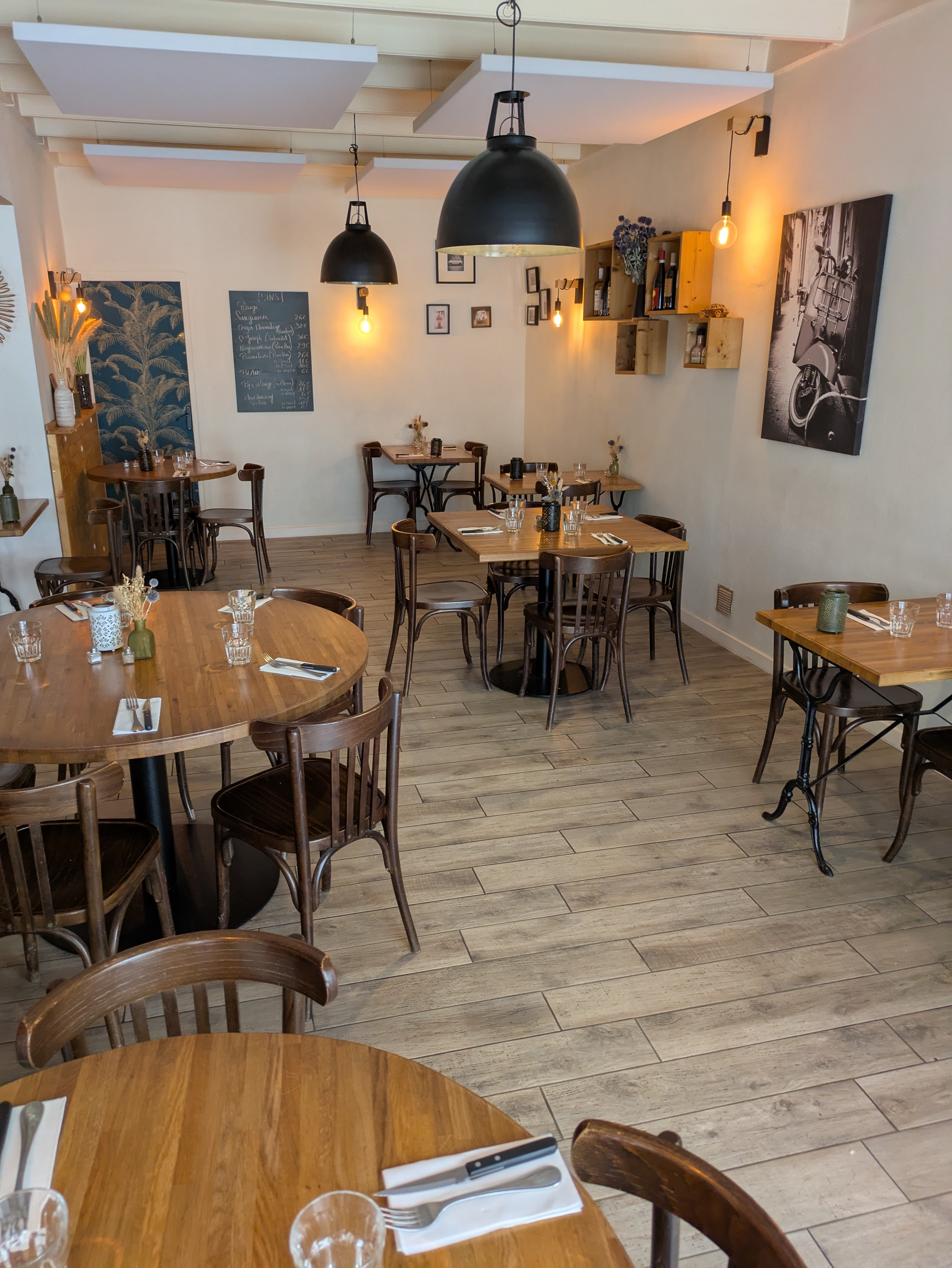 Vends restaurant 150 m2, excellent état, ouvert du lundi au vendredi midi et soir.

Fermé 6 semaines par an
loyer mensuel 1917 € 
aucun travaux à prévoir
Equipe de cuisine en place idéal pour un couple de repreneur 

CA 558 000 €

EBE retraité  176473 €
