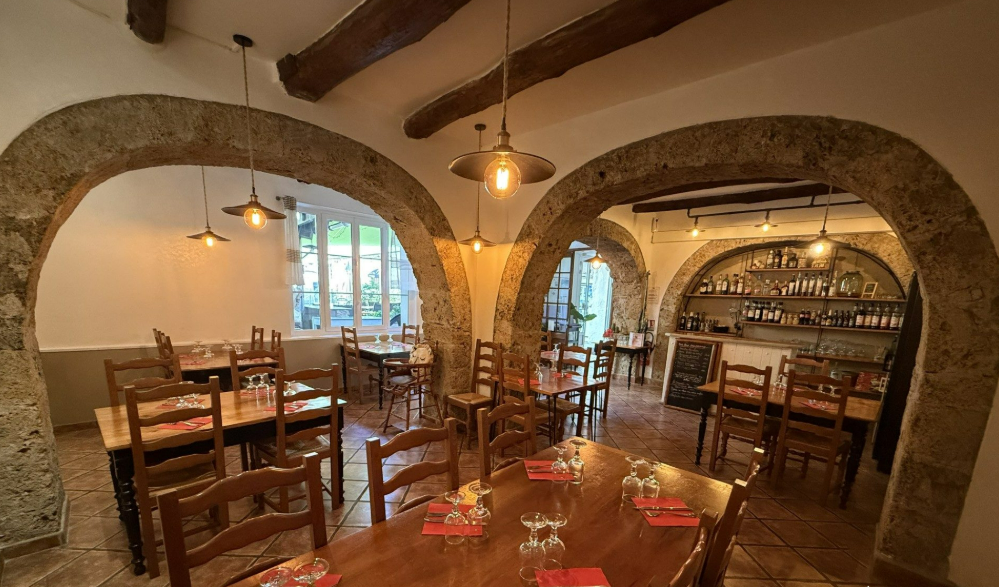 Une opportunité pour un couple ou des professionnels souhaitant donner un nouvel élan à leur projet de vie !
Au cœur de Nant, charmant village touristique du Sud-Aveyron, nous proposons à la vente un fonds de commerce hôtel-restaurant exploité depuis de nombreuses années.
La vente intervient dans le cadre du départ à la retraite des propriétaires actuels, qui souhaitent transmettre cette belle affaire à de nouveaux repreneurs prêts à poursuivre et à développer l’activité.

Situé en plein centre du village, à proximité d’un sentier de grande randonnée, l’établissement bénéficie d’une belle visibilité et d’une clientèle composée notamment de touristes, de motards, de randonneurs et de cyclistes.
À environ 30 minutes de Millau et 1 heure de Montpellier, cette affaire peut permettre à de nouveaux repreneurs de poursuivre une activité existante tout en développant leur propre projet.
Un établissement prêt à accueillir ses futurs exploitants.
D’une superficie d’environ 500 m², l’hôtel-restaurant comprend :
•	10 chambres ;
•	Deux salles de restaurant offrant 50 couverts au total ;
•	Une grande terrasse ombragée de 60 couverts, équipée d’un barbecue professionnel ;
•	Une cuisine professionnelle équipée ;
•	Une salle de plonge et une lingerie ;
•	Une grande réserve ;
•	Un appartement de fonction permettant de vivre sur place.
L’établissement est bien entretenu. Les installations électriques et la sécurité incendie sont à jour, et la chaudière est récente. Aucun gros travaux n’est annoncé comme nécessaire.
Une activité existante avec des bases solides
Le chiffre d’affaires est stable depuis trois ans, à hauteur de 260 000 € par an.
Le loyer est de 1 500 € par mois. Aucun personnel n’est à reprendre, ce qui permet aux futurs exploitants d’organiser leur activité selon leur propre projet.
La terrasse, la clientèle touristique et la proximité des itinéraires de randonnée offrent des possibilités pour développer l’activité, notamment pendant la saison estivale.
Les informations essentielles
•	Localisation : Nant (12230), Sud-Aveyron
•	Prix du fonds de commerce : 159 000 €
•	Surface : environ 500 m²
•	Capacité hôtelière : 10 chambres
•	Restaurant : 50 couverts en intérieur et 60 en terrasse
•	Loyer mensuel : 1 500 €
•	Appartement de fonction sur place

Cette affaire conviendra à un couple motivé souhaitant entreprendre ensemble, à des professionnels de l’hôtellerie-restauration ou à des repreneurs désireux de poursuivre une activité existante dans un environnement touristique.

Contactez-nous pour échanger sur cette opportunité et organiser une visite de l’établissement.