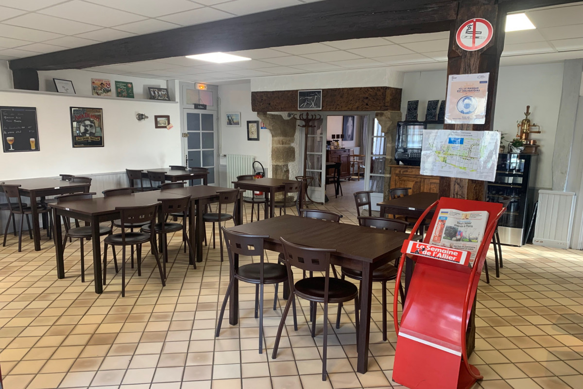 À reprendre, « Le Cheval Blanc », bel établissement clé en main Bar restaurant épicerie dépôt de pain, journaux, relais Poste, au c?ur de la commune de St-Gérand-de-Vaux*. Clientèle locale et touristique (aire camping-cars, étang communal,?) particuliers et professionnels. Importante dynamique locale. Potentiel de développement. Exploité en SAS depuis 2018 par son gérant, son conjoint et 1 salarié temps partiel. Matériels complets et récents (- de 4 ans). Bilans et liste matériels disponibles auprès du cédant. Murs appartenant à la commune. Salle de restaurant avec bar 58 m², 2ème salle de restaurant 30 m². Cuisine équipée 18 m². WC PMR accessible par l?extérieur. WC et salle d?eau privative au RDC. Terrasse à l?avant. Cour fermée, garage, jardin, 2 caves. Chauffage gaz. Logement annexé à l?étage d?environ 100 m² avec 2 grandes chambres, 1 petit chambre, 1 séjour et 1 salle d?eau. Prix de vente des parts sociales : 85 000 ? (matériels et stocks inclus). Montant du loyer : 653,77 ? TTC/mois. Bail commercial. 
*Saint-Gérand-de-Vaux est une commune rurale dynamique située au Centre du département de l?Allier à 8 km de Varennes-sur-Allier. La ville de Moulins (Préfecture,Ville d?art et d?Histoire) est à 25 min et Vichy (Ville thermale Reine des Villes d'eaux inscrite au patrimoine mondial de l'UNESCO) est à 35 min. Clermont-Ferrand (Puy-de-Dôme) est à 1h10 et Lyon (Rhône) à 2h. Découvrez Saint-Gérand-de-Vaux en vidéo : https://www.facebook.com/101338871750215/videos/1070097210233054