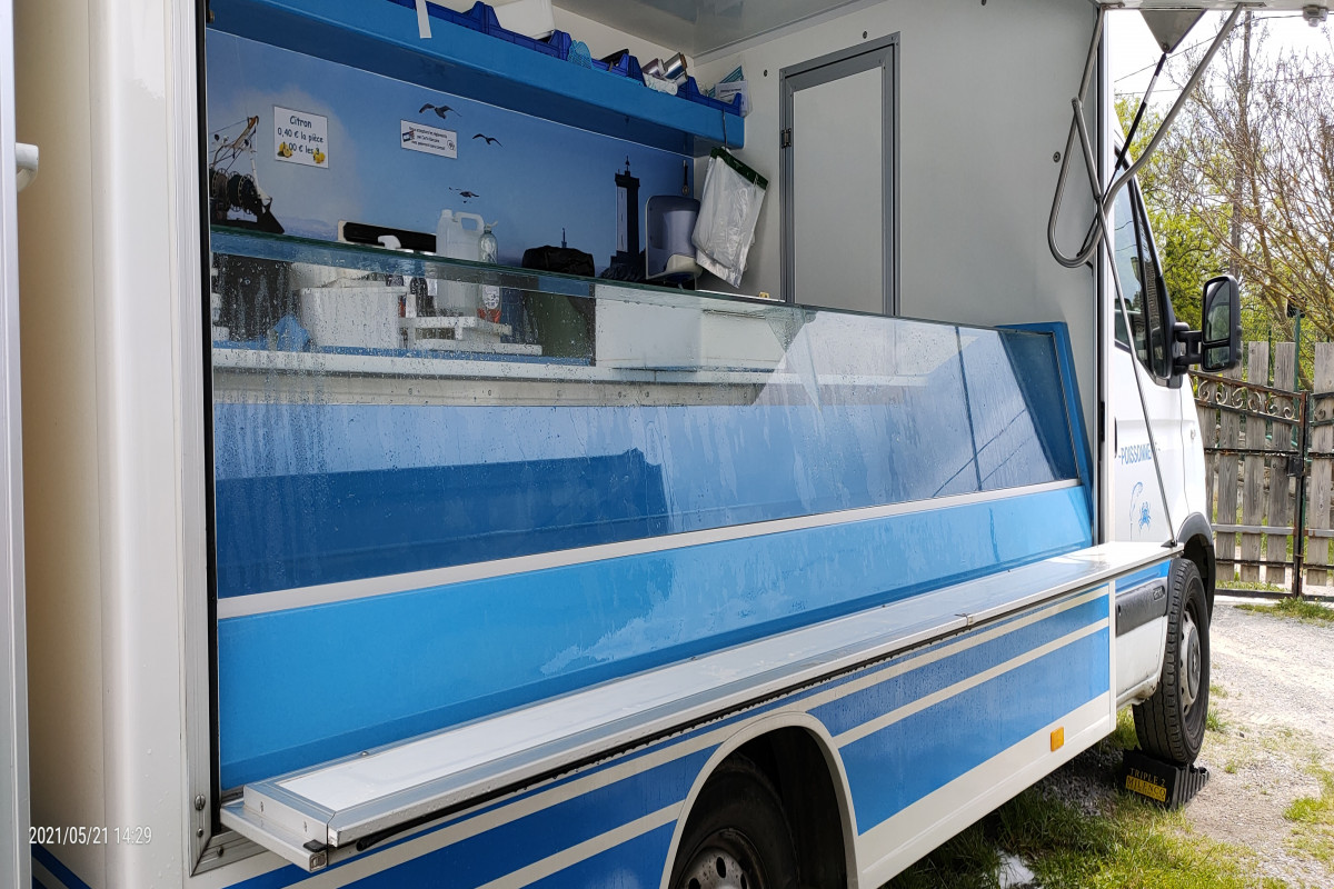 A vendre Poissonnerie non sédentaire.
Affaire  en région touristique. avec tournées itinérantes en porte à porte avec un camion magasin  et vente sur marchés avec une remorque magasin + livraisons collectivités et camping en haute saison.
Affaire existante depuis plus de 30 ans.
Clientèle fidèle. Idéal pour un couple. Accompagnement prévu.
Nous restons à votre disposition pour plus de renseignements