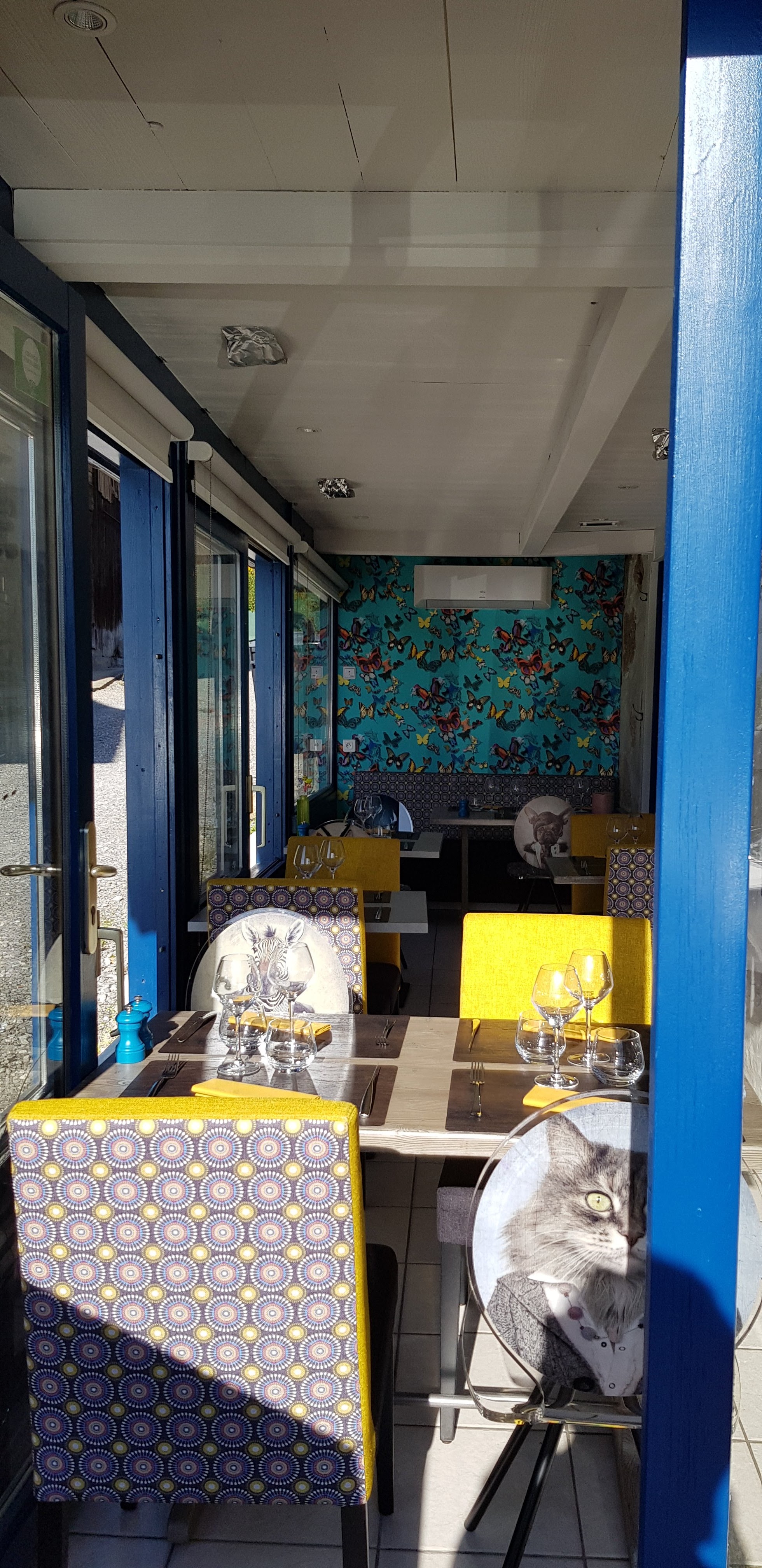 Coup de cœur assuré 	
Vente restaurant - 74 Haute-Savoie
Restaurant tradi centre village réputé à 10 minutes d'Annecy.
156m2. 40 couverts.
Clientèle locale et touristique ce qui permet une ouverture à l'année.
8 sem de congés par an.
2,5 jours de fermeture hebdomadaire.
CA en constante augmentation depuis 8 ans.
Licence IV; possibilité de développer une activité bar.
Pas de terrasse. Une salle trés lumineuse.
Loyer 2050€ HT

Mis en vente à 260 000€ avec bail neuf.

contact uniquement par mail : 
Restaurantlosmosedulac@gmail.com