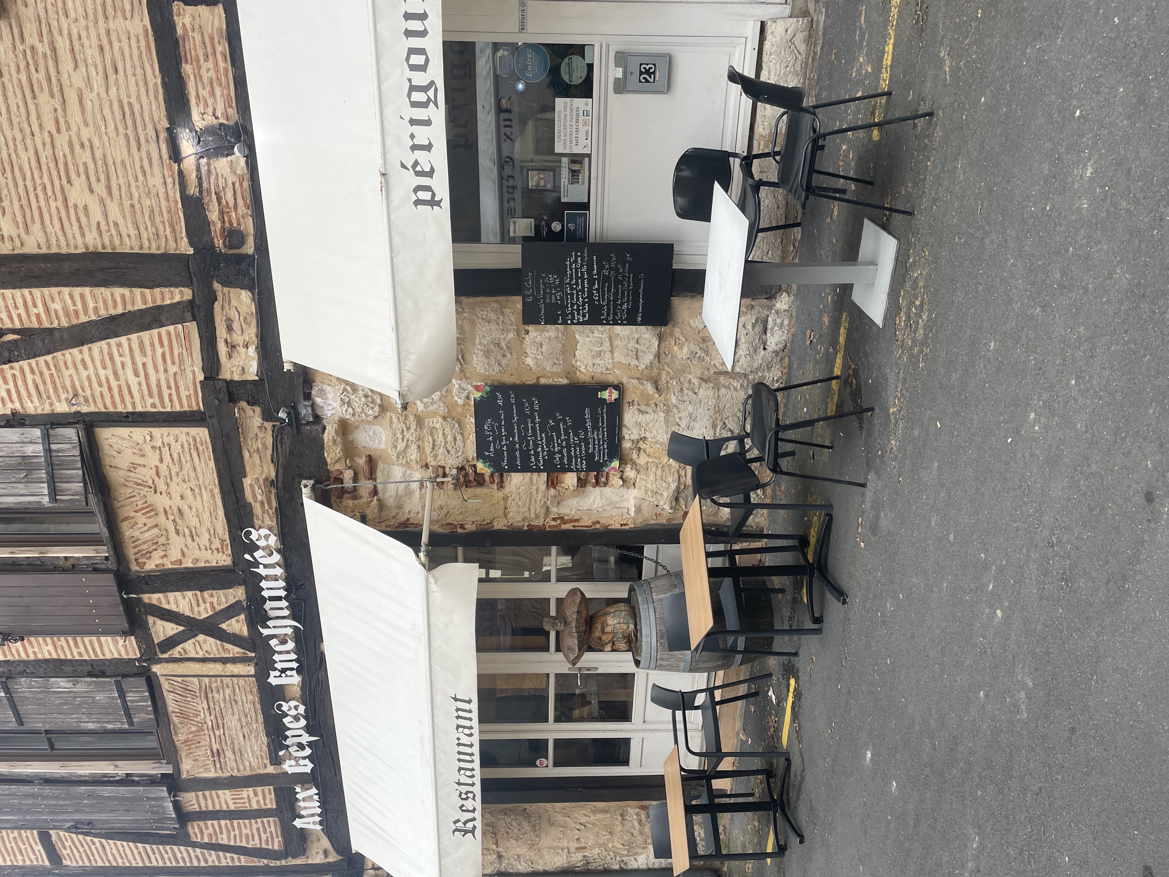 À vendre – Fonds de commerce restaurant centre historique de Bergerac

À vendre fonds de commerce d’un restaurant idéalement situé dans le centre historique, au cœur du Périgord Pourpre, dans un secteur très fréquenté par les habitants et les touristes.

Établissement d’environ 157 m² comprenant :
• Deux salles de restaurant – 40 places assises
• Une cuisine équipée et aux normes, en bon état
• Une terrasse exploitée en saison – environ 40 places

Informations complémentaires :
• Licence IV
• Chiffre d’affaires 2024 : 310 000 €
• 2 salariés en place
• Loyer mensuel : 1 700 € net (hors terrasse)
• Terrasse : 3 400 € environ pour la période du 1er avril au 31 octobre

Restaurant prêt à exploiter, idéal pour couple ou professionnel de la restauration souhaitant s’installer dans une ville touristique dynamique.

Prix de vente : 105 000 € net vendeur.

Pour plus d’informations, merci de me contacter au 06.18.28.06.16