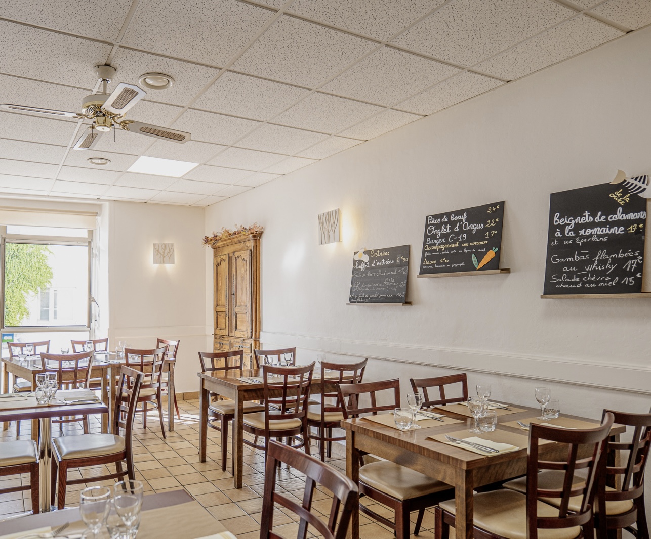 Situé à proximité du centre bourg et à 3kms de la sortie d'autoroute. À 20e in de La Roche sur Yon et 30min de Nantes. Comprenant un fonds de restauration de 260 m?.
Capacité de 100 personnes et d'un bar licence IV. Une cuisine et laboratoire de préparation très bien équipés avec matériel professionnel en parfait état, local plonge, chambre positive, local réserve sèche; LE PLUS : un appartement de fonction de 130 m' avec 4 chambres, 1 bureau et une pièce vie, wc et salle d'eau. Système de chauffage et production eau chaude avec panneaux photovoltaïques en auto consommation et pompe à chaleur (installation 2024). Loyer 500€. VENTE CAUSE RETRAITE - CA 2023 :
132 246 € H.T