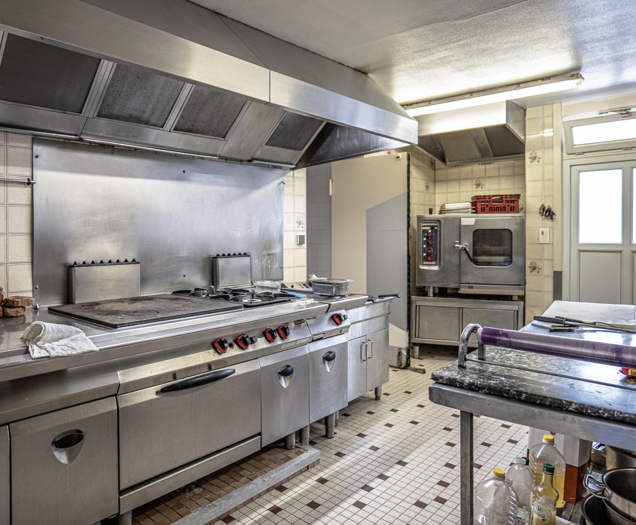 Situé à proximité du centre bourg et à 3kms de la sortie d'autoroute. À 20e in de La Roche sur Yon et 30min de Nantes. Comprenant un fonds de restauration de 260 m?.
Capacité de 100 personnes et d'un bar licence IV. Une cuisine et laboratoire de préparation très bien équipés avec matériel professionnel en parfait état, local plonge, chambre positive, local réserve sèche; LE PLUS : un appartement de fonction de 130 m' avec 4 chambres, 1 bureau et une pièce vie, wc et salle d'eau. Système de chauffage et production eau chaude avec panneaux photovoltaïques en auto consommation et pompe à chaleur (installation 2024). Loyer 500€. VENTE CAUSE RETRAITE - CA 2023 :
132 246 € H.T