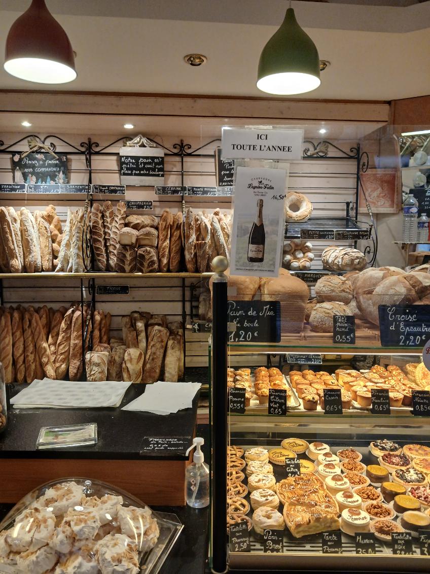 Située dans une charmante ville du Lot de 10000 habitants, notre boulangerie pâtisserie reprise en 2012 bénéficie d'un emplacement de premier choix au cœur d'une rue semi piétonne où résidents et visiteurs affluent tout au long de la journée.
Lieu où se mêle tourisme, culture et convivialité, ce commerce constitue une occasion rêvée pour une première installation ou autre.
Son local allie à la perfection fonctionnalité et esthétisme, disposant d'un espace de production moderne, équipé d'un matériel en excellent état puisque parfaitement entretenu, ainsi qu'une zone de vente accueillante et bien agencée.
Établissement en vente en vue de mon départ en retraite.