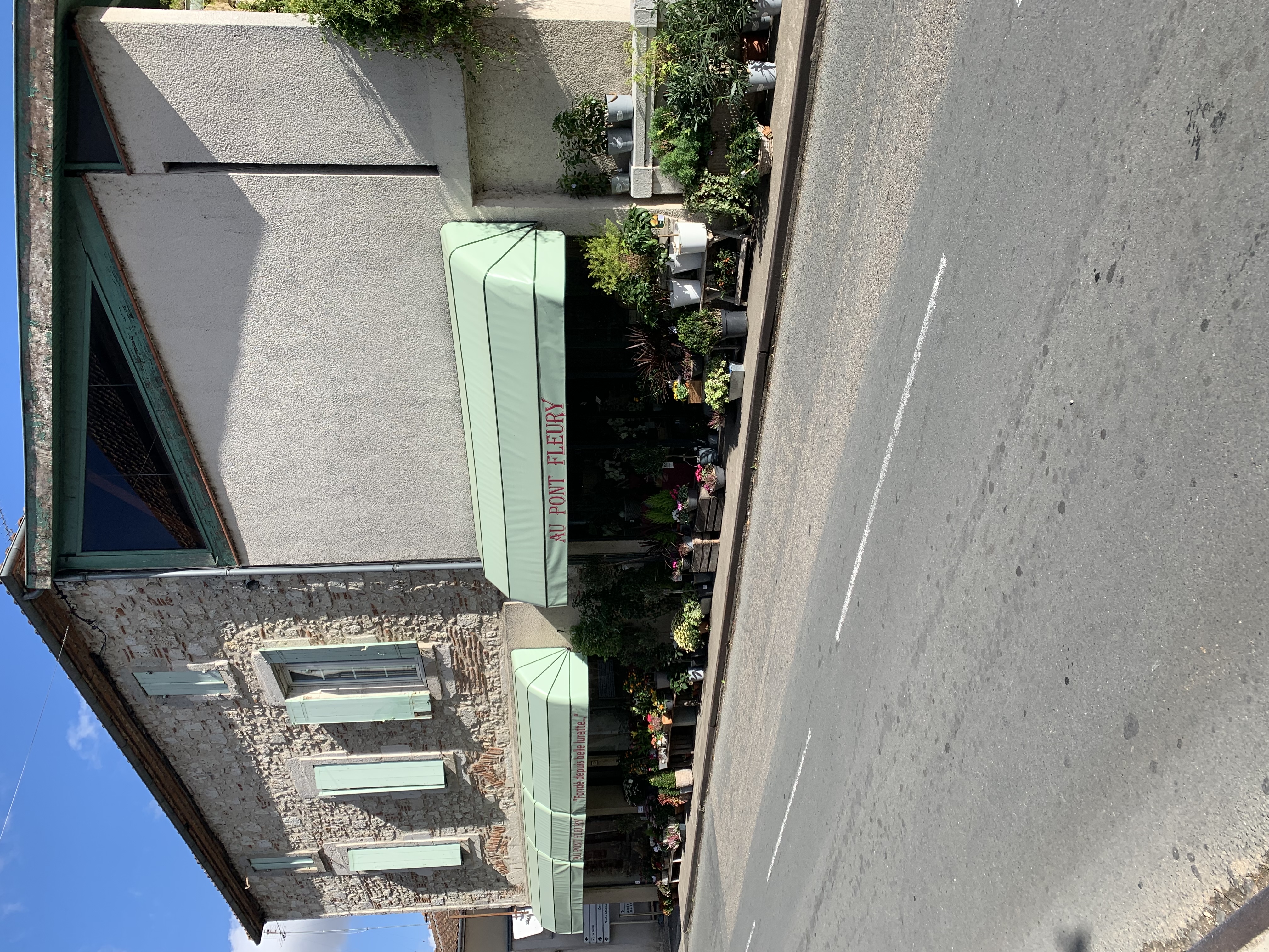 Vente de fonds de commerce 
Fonds de commerce fleuriste décoration situé dans un village du Lot et Garonne, situé sur une route départementale très passante.
Au bord de la rivière Lot, à l’entrée du village. 
Grand magasin de 160m2 avec 5 vitrines donnant sur la rue. Magasin climatisé, cave climatisée pour conserver les fleurs.
Boutique très lumineuse, repeinte à neuf en 2020.
Implanté depuis de nombreuses années 39 ans, qui bénéficie d’une très forte notoriété avec une clientèle fidèle.
Vente pour cause retraite.
Habiter sur place permet un confort de vie, profiter d’une belle vue sur le Lot, rare dans ce village.
Possibilité de transformation en appartement à louer.
Situé en zone rurale dans un village avec tous commerces, crèche, écoles, collège.
La zone de chalandise est d’environ 10kms sans concurrence. 
Bel outil de travail avec bel espace de vie d’environ 260m2 et 2 garages. 
Superbe affaire à découvrir!
Idéal couple, idéal reconversion et désir de choix de vie à la campagne dans le Sud Ouest.