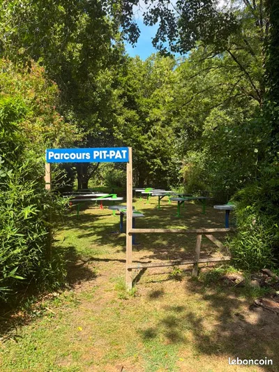 A vendre fond de commerce activité de loisir proposant :  Bateaux électriques, Kartings à pédales pour enfants & adultes Parcours Pit Pat (mini-golf) Boissons, Glaces, Crêpes, Gaufres, (Restauration) Basé sur un lac loué par la mairie de Bergerac, en Dordogne, le port miniature est ouvert d'Avril à fin Octobre le mercredi après midi, week-end et durant toutes les vacances scolaires. La clientèle se compose de familles locales, de touristes et de groupes.