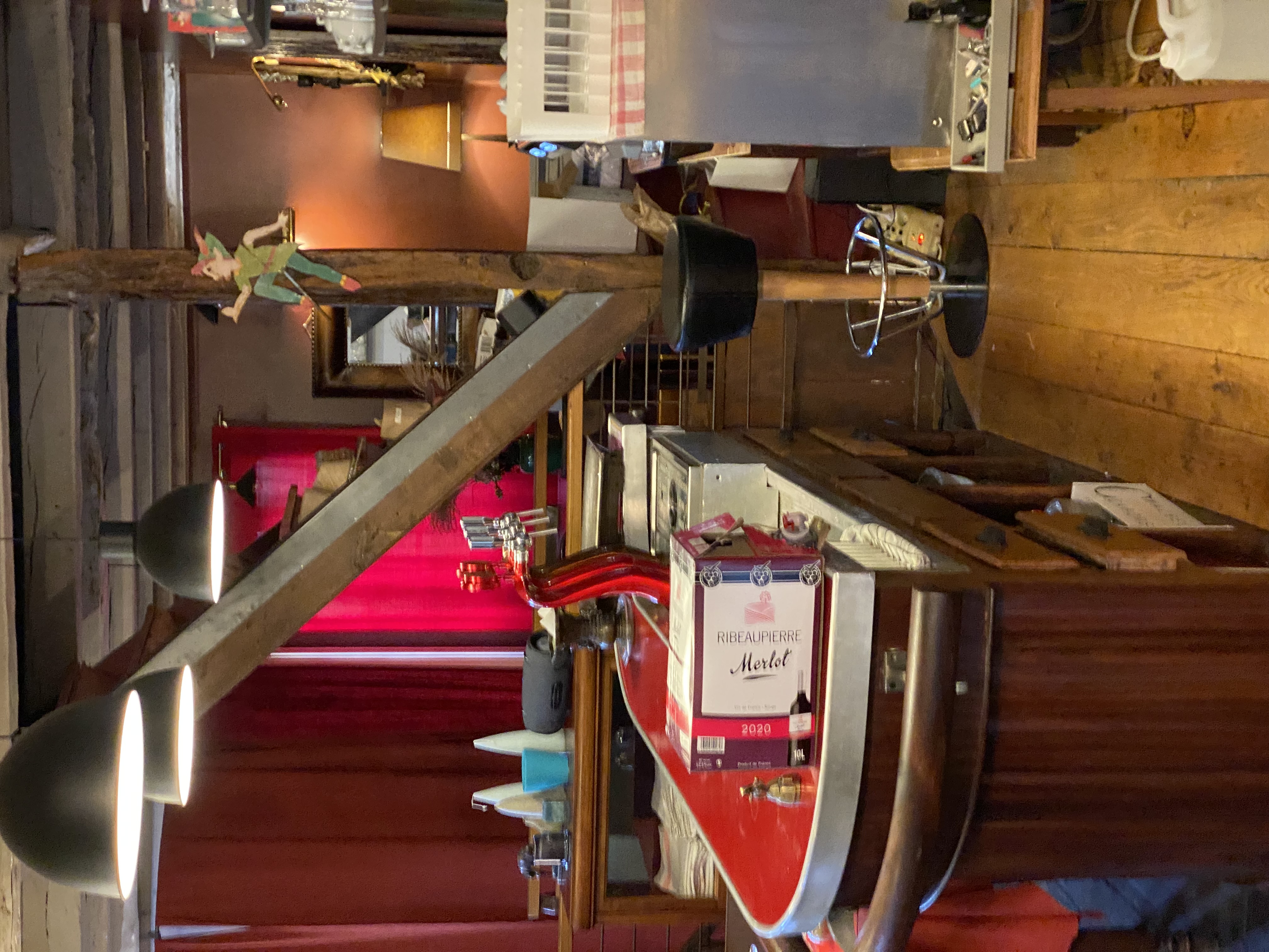 Cède cause santé, dans le cœur du Quercy, entre Rocamadour et Gramat - fond de commerce/restaurant.

Seul commerce du charmant village de Bio.

Dans un ancien presbytère, sur 2 niveaux, restaurant de 55 places + 60 en extérieur sur jardin. 

Cuisine complètement équipée et fonctionnelle.

70m carrés de combles facilement aménageables et grange attenante pour un espace supplémentaire (stockage) de 50m carrés.

Clientèle locale fidèle et touristique nombreuse grâce à sa situation.

Commune dynamique et active (marché festif hebdomadaire, fête de village etc )

Local actuellement exploité pour restauration et concerts.
Possibilité de développer la limonaderie et de créer un espace épicerie, dépôt de pain etc 

Loyer 610€ par mois .

N’hésitez pas à me contacter pour une visite.

Agences s’abstenir.