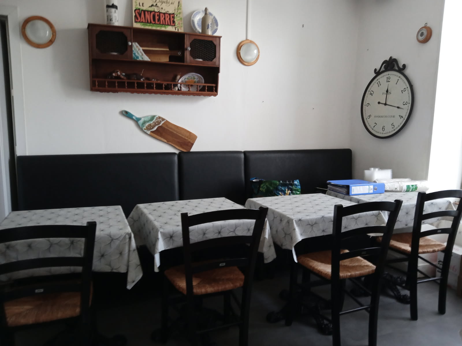 Urgent
Vend restaurant traditionnel pour raison de santé
28 couverts intérieurs et une terrasse de 40 couverts l'été avec vue sur l'ancienne halles aux poissons à Marans. La terrasse est close. l'un des plus beau site en bordure de rivière.
Affaire qui à un gros potentiel de développement.
Restaurant aux normes, contrôle électricité, beaucoup d'investissement fait.
Extracteur neuf 
Plancha 1 ans
3 plaques inductions
Four mixte 6 niveaux
Environ 30000 euros de matériel, terrasse incluse.
Pas de contrat avec les brasseurs.
Droit de terrasse avec la commune 19 euros le m2 par mois terrasse entouré de 60 m2
Site touristique du marais poitevin sur le tracé des pistes cyclables ( la Francette et la Vélodyssée). Située à 25 km à 25 km de la côte atlantique.
L’établissement était fermé 2.5 jours par semaine l'été, 3.5 l'hiver et 8 semaines de congé annuelle.
Le restaurant est opérationnel, sans reprise de personnel.
Petit loyer de 695,00
Il reste presque 7 ans de bail.
le prix est sacrifié
Pour tous renseignement  me contacter par mail
Les curieux s'abstenir.
D'autre photos sont disponible.