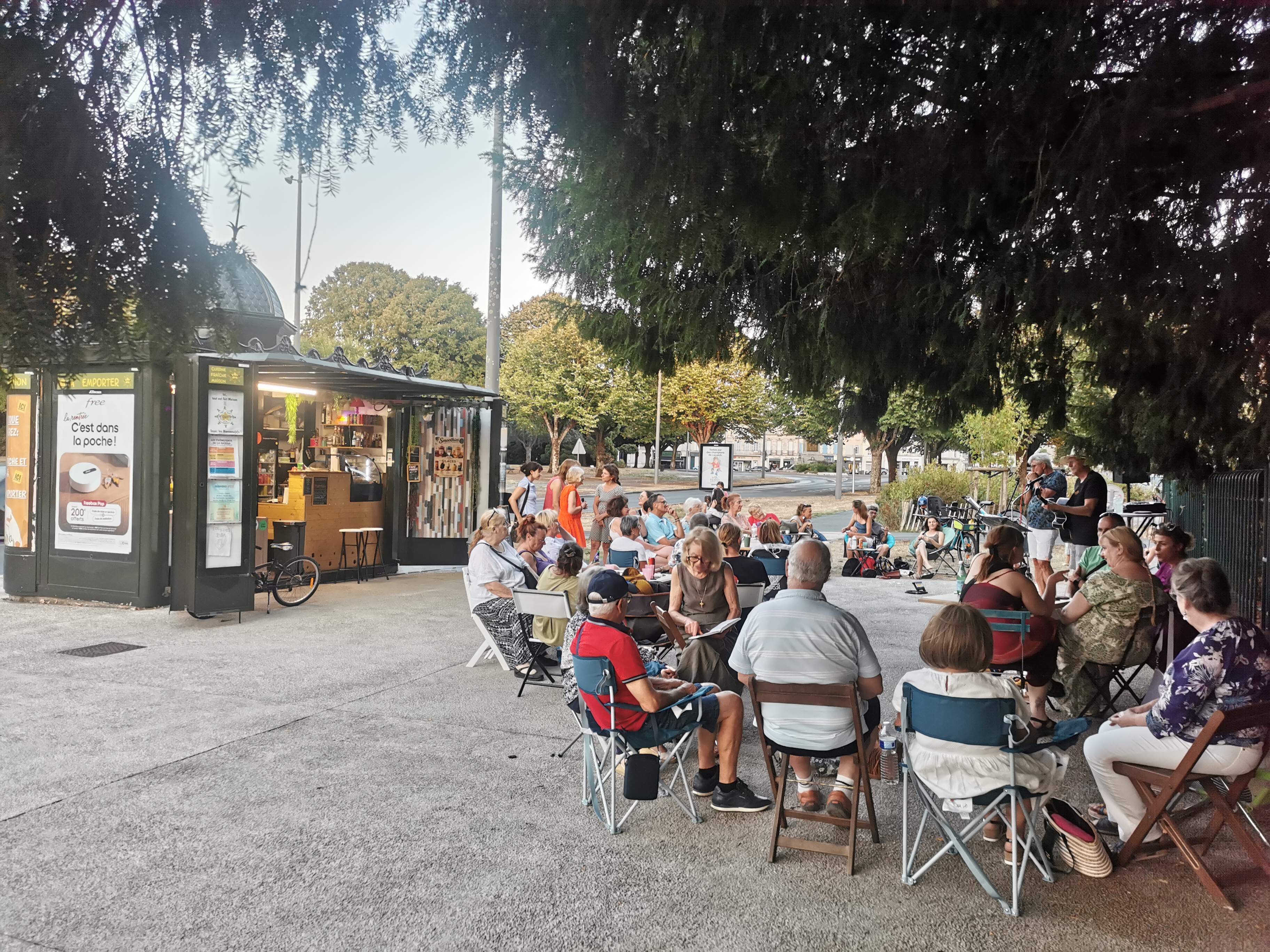 Dans cet ancien Kiosque de Presse parisien, venez proposer votre projet original de restauration pour faire vivre ce quartier de Rochefort. C'est une location de 382€ par mois avec un préavis de 3 mois. 
Le Kiosque sera disponible au 1er janvier.
Il est actuellement aménagé par mes soins mais si l'aménagement vous intéresse, on peut en discuter.
Le quartier est sympa, juste face à un grand parc familial.
Il bénéficie d'un bel espace de terrasse.
L'électricité à été remise aux normes il y a un an.
La Mairie soutien les évènements, organisation de concerts, karaoké, blind test, durant la période douce.