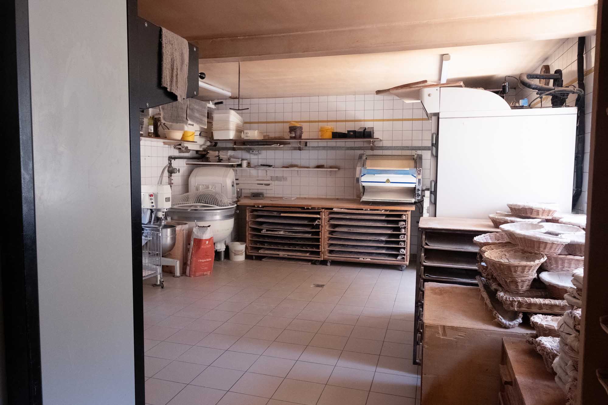 Unique Boulangerie-Patisserie dans ce beau chef-lieu de canton de Saône et Loire avec 4000 foyers alentours, sur un axe de passage et sur la place principale du village.                                                                                                                                           Ce commerce est situé dans une belle bâtisse entièrement rénovée, avec un appartement de 10 pièces habitables (7 chambres) et un terrain d'environ 200 m3. Il présente un fort atout avec de nombreux commerces, une zone de loisir avec piscine et camping, une crèche, une école primaire et un collège. Une maison médicale est présente. Le magasin est spacieux et bien agencé, ainsi que le fournil spacieux et lumineux. Le matériel est en bon état et bien entretenu.