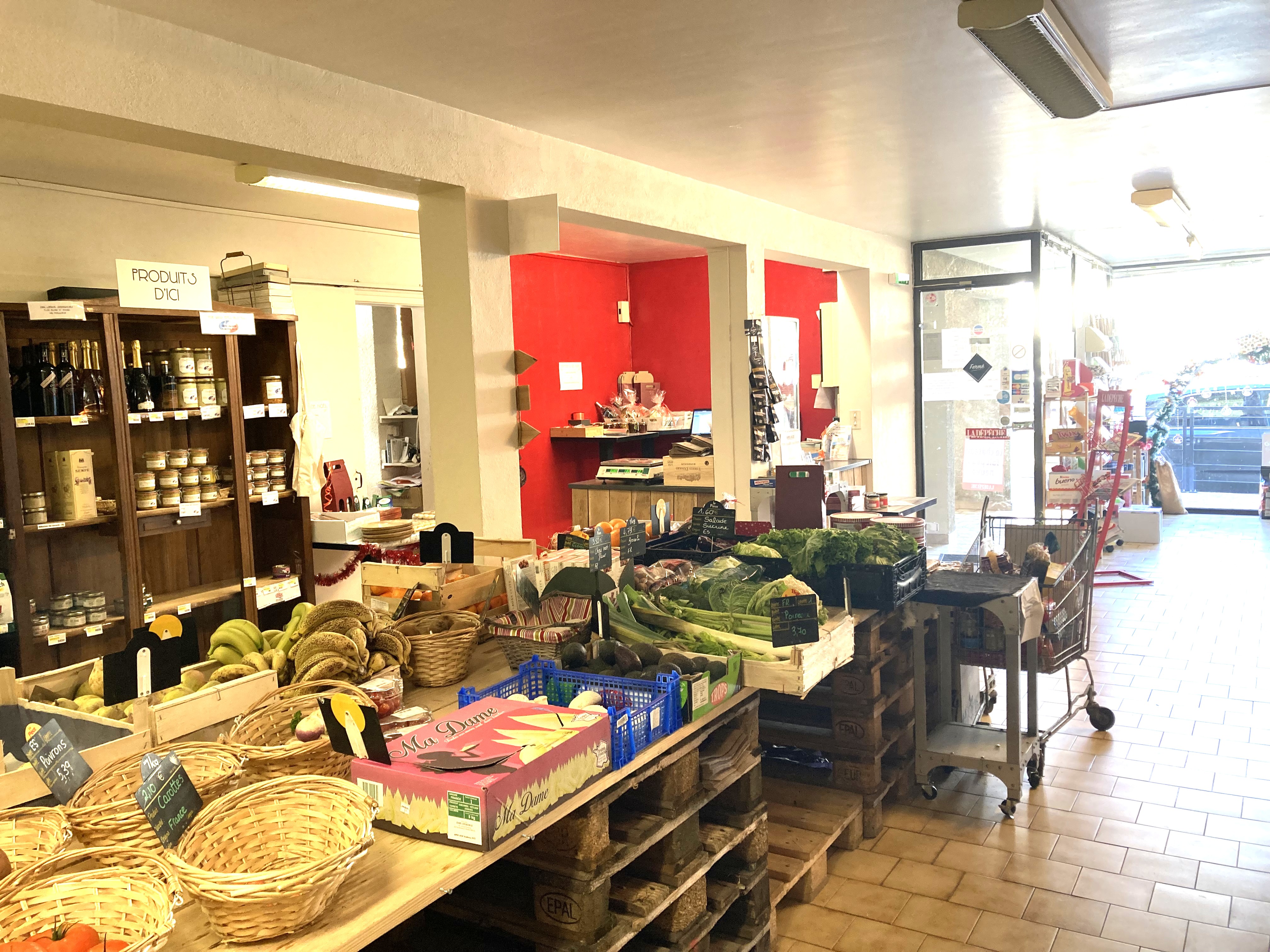 Bienvenue à Beaumarchès, petit village gersois (32), de plus de 700 habitants : son école, centre de loisirs, épicerie-bar, boulangerie, restaurants, salon de coiffure, agence postale, et de nombreuses associations, en font un village dynamique et agréable à vivre.
La Mairie, propriétaire du local (épicerie-bar), du fonds de commerce, de la licence IV, de tous les équipements et agencements nécessaires à l’activité, cherche une personne dynamique et motivée pour exploiter ce lieu de commerce, de rencontre et de vie du village.
 Pour cela, la commune met à disposition pour un loyer modéré :
•	Une surface de vente « épicerie » de 85m2 avec une réserve attenante, équipée d’une chambre froide et d’un local de stockage
•	Agencement complet : vitrines frigorifiques, congélateur, gondoles, présentoirs, comptoir, caisse, balance…
•	Un bar entièrement aménagé avec licence IV d’une superficie de 57m2, sa terrasse extérieure, ainsi qu’un coin cuisine équipé
•	Climatisation réversible à l’épicerie
•	Commerce actuellement sous enseigne « Proxi »
•	Point vert Crédit Agricole
•	Dépôt de gaz, journaux quotidiens, dépôt de pain les lundis et mardis
•	Relais Pickup