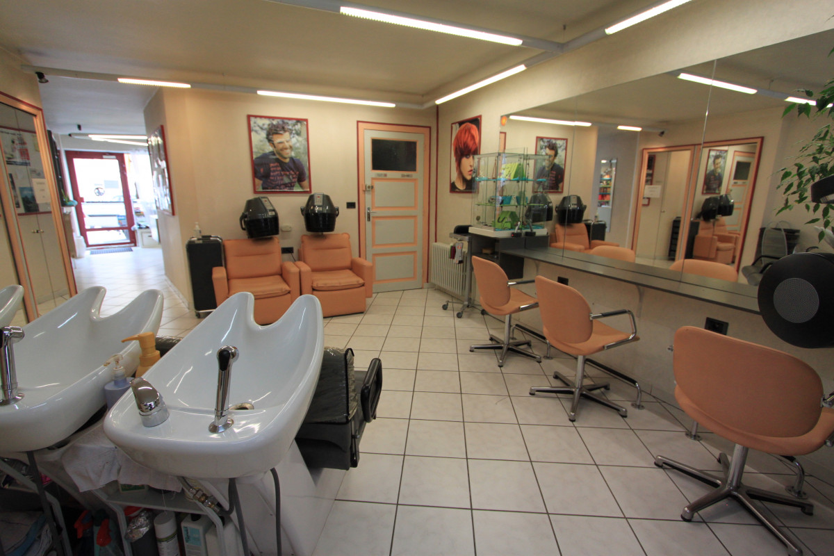 VENDS FOND DE COMMERCE COIFFURE MIXTE
DANS STATION ETE /HIVER
22000 LITS TOURISTIQUE
BAIL 3/6/9/ RECENT
LOYER 457? MENSUEL 
APPARTEMENT DE 50m2 INCLUS DANS LE BAIL
SUPERFICIE DU SALON 50m2
5 PLACES DE COIFFAGE/TECHNIQUE
3 BACS, 2 FAUTEUILS + CASQUE INCORPORES
EMPLACEMENT DANS LA RUE PRINCIPALE  DE LA STATION
RENSEIGNEMENTS  ( PRIX, PHOTOS, ETC?.) 
PAR MAIL  jmf3473@orange.fr