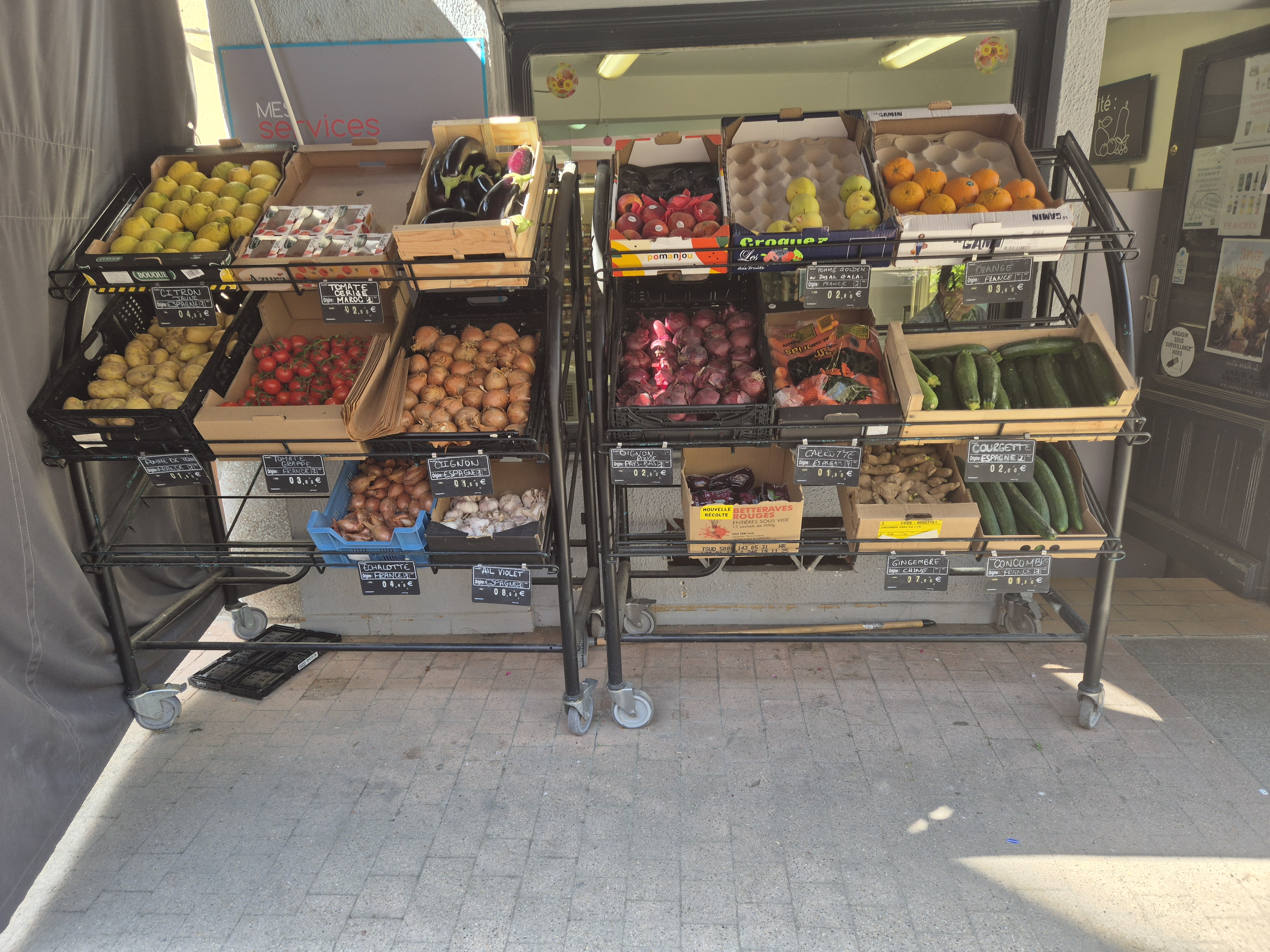 Epicerie sous franchise dans l’un des plus beaux villages de France.

Elle est sur l’une des places principales du village en face vous avez le bar et une boucherie la porte a côté. Emplacement idéal.

Différents services sont proposés(Fromages à la coupe,...).