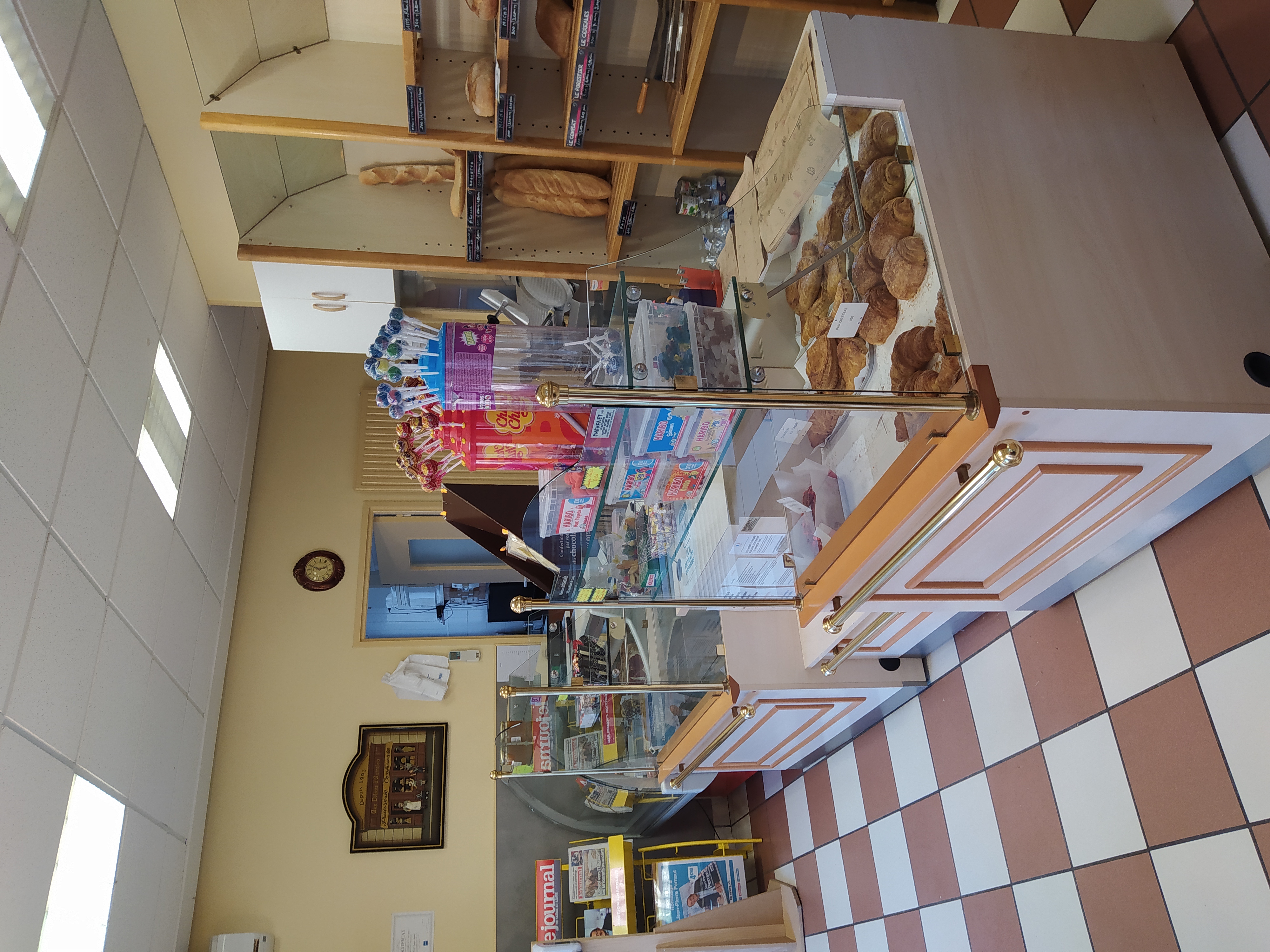 A vendre fond de boulangerie pâtisserie épicerie dans le charolais avec tournées dans les villages avoisinant pour raison de santé.
Comprenant : un appartement à l'étage avec une grande pièce à vivre et trois chambres. Au rez-de-chaussée une cuisine et un grand magasin avec une partie boulangerie pâtisserie et une autre épicerie.
Un deuxième bâtiment comprenant un grand labo avec une partie boulangerie, une partie pâtisserie, un vestiaire, un local réserve et plonge, une farinière et un grand garage.  Matériels entretenues. Camion pour les tournées. 
Chiffre d'affaire 169000€
Vendu avec stock et camion compris dans le prix.
Ouvert du mardi au samedi de 7h à 13h15 et de 17h à 19h30, le dimanche et jours fériés de 7h à 13h . Fermé les lundis toute la journée , les jeudis et dimanche après midi. 5 semaines de congés annuels