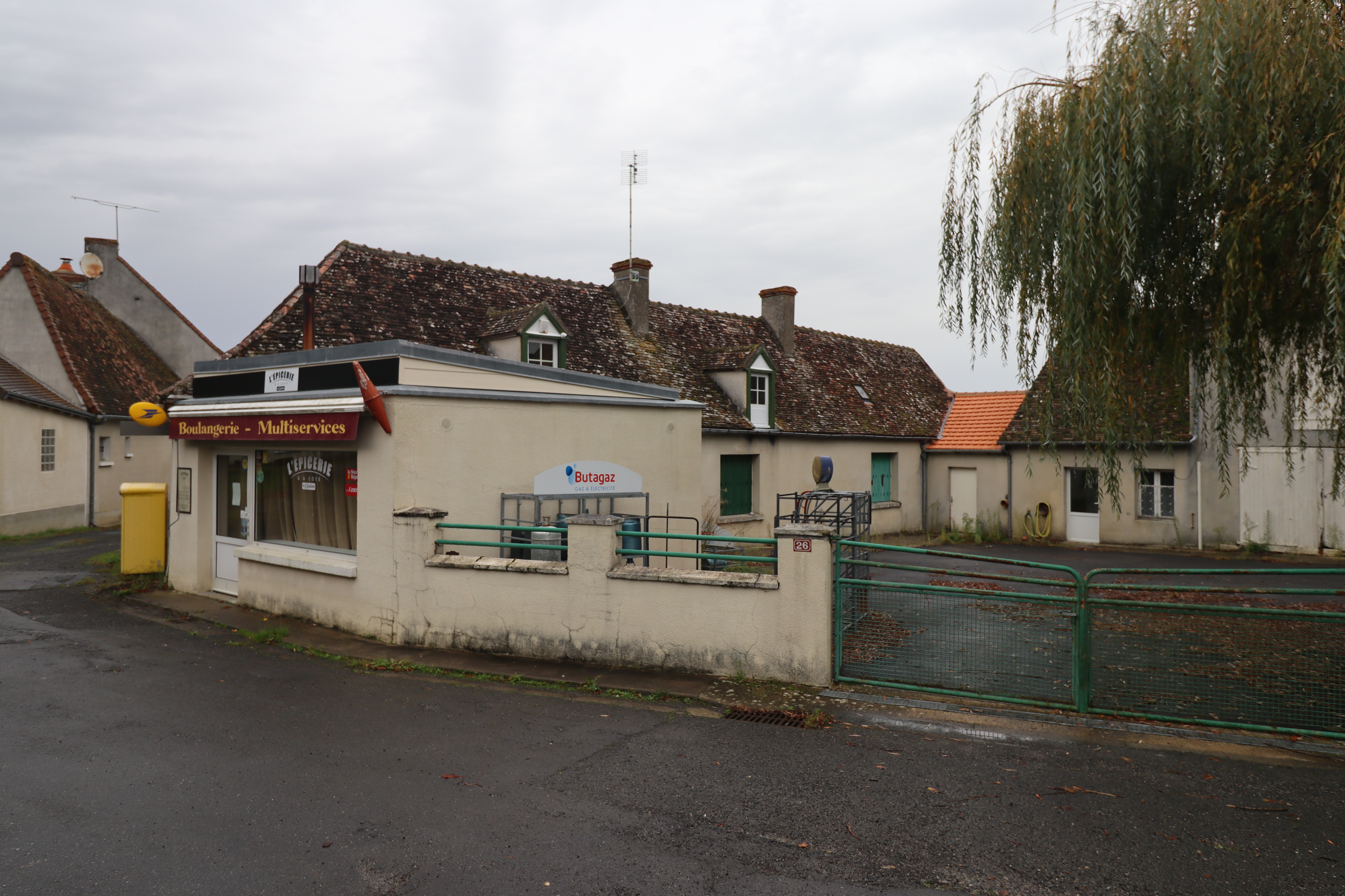 Agréable commune rurale de la Vienne

CHERCHE

UN(E) BOULANGER(E) pour reprendre une activité ininterrompue depuis 1920.

- Local centre bourg bien aménagé, propriété de la Mairie;
- Fournil avec équipements complets et en partie neufs;
- Loyer modéré : 250 € HT / mois
- Bon potentiel pour un artisan motivé
- Le boulanger est déjà assuré de livrer à 2 dépôts de pain aux multiservices de Liglet (qui jouxte le fournil)  et celui de La Trimouille (commune voisine de 800 habitants). D'autres marchés sont évidemment possibles.

Renseignements auprès de : 
- M. ARGENTON (Maire) au 06.08.57.12.09
- M. GIRAUD (Adjoint) au 06.89.25.46.39
- Secrétariat de la Mairie : 05.49.91.62.84