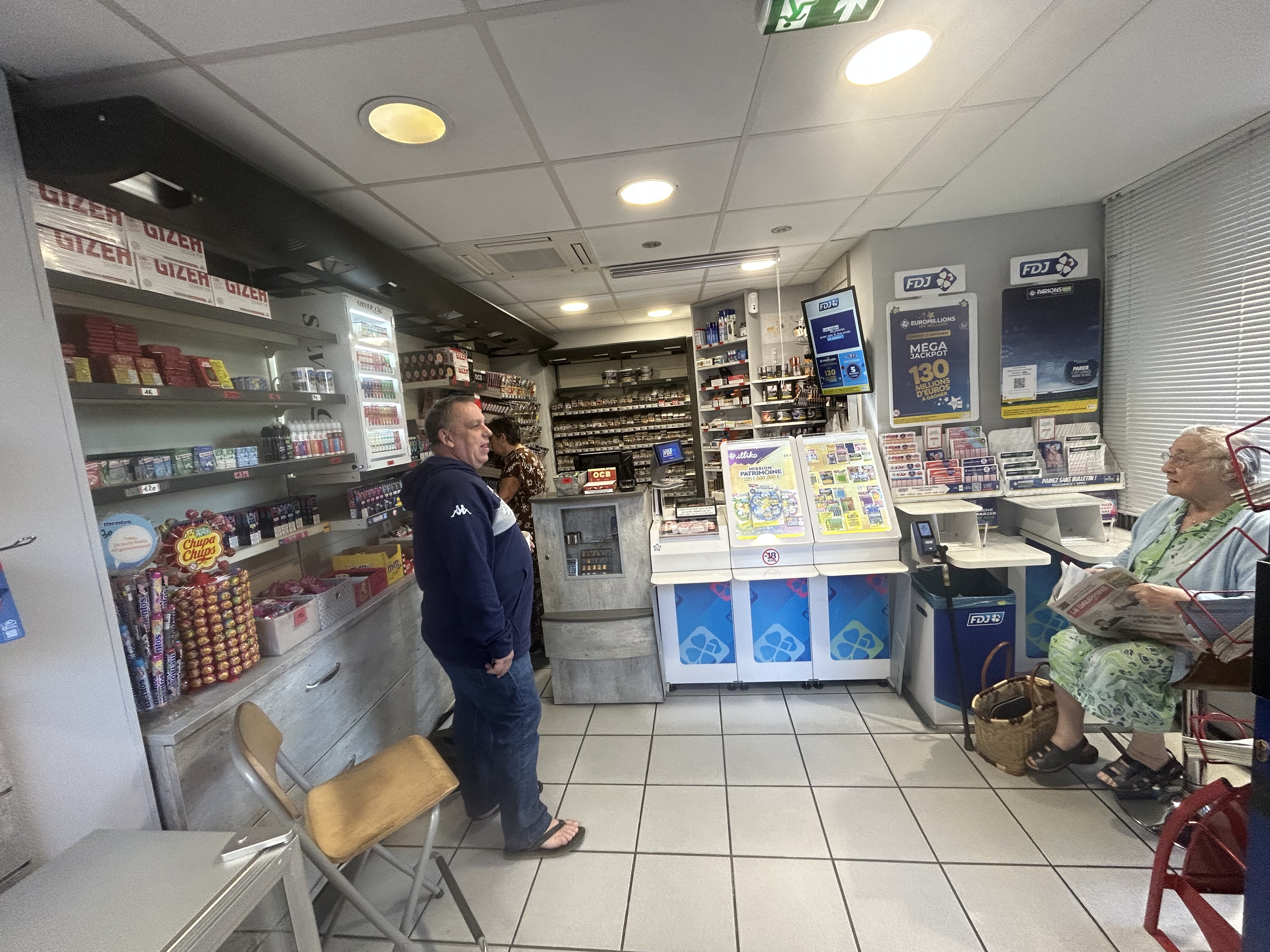 À VENDRE – BUREAU DE TABAC À AUBENAS (ARDÈCHE)

Belle opportunité commerciale – Cause retraite

Situé à Aubenas, ville touristique et dynamique de l’Ardèche, ce bureau de tabac bénéficie d’un emplacement privilégié, sur une rue principale très passante, offrant une excellente visibilité et un passage régulier de clientèle.

Une affaire idéale pour une personne seule ou un couple souhaitant s’investir dans un commerce de proximité.

Les atouts de cette affaire

Emplacement stratégique sur un axe très fréquenté.

Ville touristique bénéficiant d’une clientèle locale et de passage.

Loyer très intéressant : seulement 399 € par mois.

Aucun travaux à prévoir : établissement prêt à être exploité.

Local climatisé pour un confort optimal.

Amplitude horaire à développer, offrant de belles possibilités d’évolution.

Exploitation adaptée à 1 à 2 personnes.

Une belle opportunité pour se lancer !

Vendu pour cause de retraite, ce commerce représente une occasion intéressante de reprendre une activité existante et de la développer selon vos projets et vos ambitions.

Pour tout renseignement complémentaire ou pour organiser une visite, merci de nous contacter.