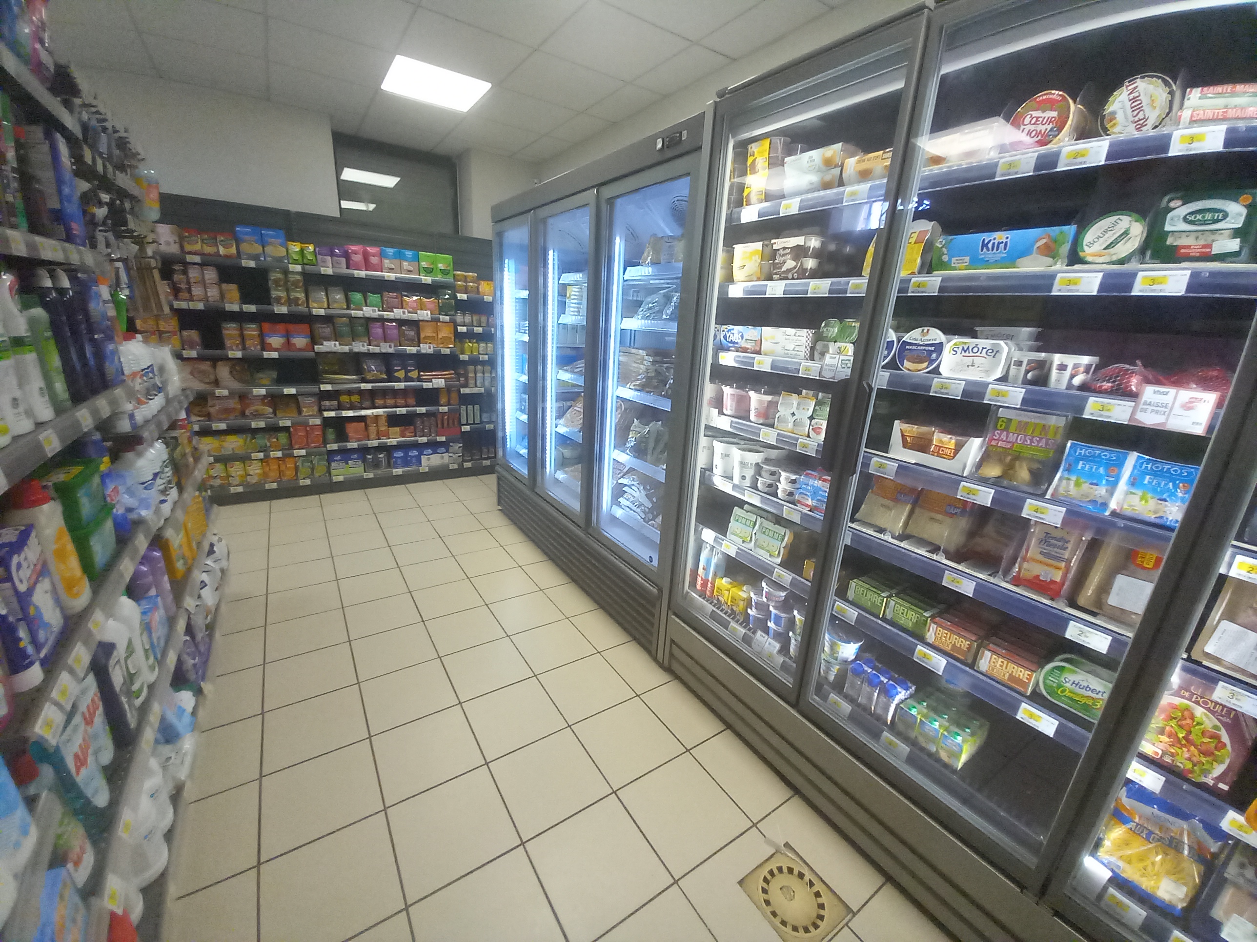 🏪 Le commerce
À céder : fonds de commerce Vival d'environ 90 m², idéalement situé au cœur de la commune de Tesson, sur un axe très fréquenté avec environ 5 000 véhicules/jour.

Commerce de proximité incontournable avec une clientèle mixte (habitants + passage) et un environnement dynamique.

✅ Présence sur la commune :
Boucherie réputée
2 restaurants
Boulangerie
Pharmacie
Garage
Pôle santé (dentistes, ostéopathe, sage-femme)
Écoles (maternelle, primaire, crèche)

📅 Marché hebdomadaire (poissonnier)

🏍️ Événements locaux générateurs de flux (ex : Supercross ≈ 35 000 visiteurs)

🚗 Accessibilité & stationnement
Parking facile : environ 50 places + places arrêts minute
Emplacement visible et accessible

🛒 Activités & services
Supérette alimentaire
Tabac (≈ 55 K€ HT/an) + agrément sécurisé
FDJ
Presse
Dépôt de pain
Fromage à la coupe
Café / espace snacking (micro-ondes)
Partenaire avec la cantine (fruits, légumes, œufs) ≈ 600–700 €/mois

⚙️ Équipement (complet et récent)
Meubles froids récents (positifs 2019 et négatif 2025)
Chambre froide entretenue
Gondoles modernes Hermes
Système sécurité complet : vidéosurveillance, alarme, brouillard anti-intrusion
Climatisation, éclairage LED
Caisse Casino + Tabac

✅ Aucun travaux à prévoir

📊 Chiffres clés
CA épicerie : 170 000 € HT
Commissions Tabac : 55 000€ HT
Loyer : 5 000 €/an HT HC
Prix de cession : 140 000 €
Apport conseillé : 40 000 €

👤 Exploitation
Affaire tenue depuis 11 ans
Vente pour changement d'activité
Idéale pour une personne seule
Mode : franchise Vival (accompagnement enseigne)

🏡 Cadre de vie
Environnement rural agréable
Logement possible à proximité

⏰ Horaires actuels
Lundi – Vendredi (hors mercredi) : 7h – 13h / 15h30 – 20h30
Week-end & jours fériés : 8h – 13h / 15h30 – 20h30

🚀 Les + du commerce
✅ Emplacement passant
✅ Activité tabac sécurisée et rentable
✅ Équipement récent
✅ Charges faibles
✅ Bon potentiel de développement

💼 Une belle opportunité pour se lancer dans le commerce de proximité avec un faible investissement et un potentiel de croissance.