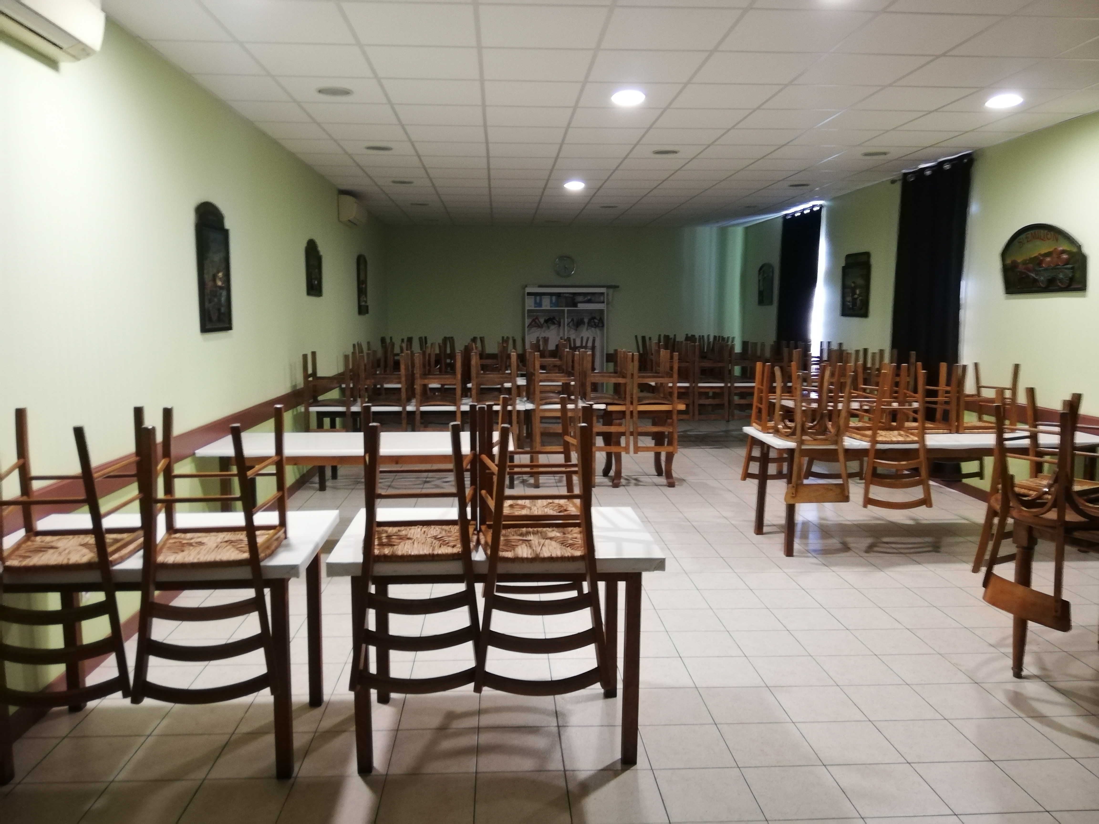 Cause départ en retraite vend bar restaurant ouvrier 50 couverts /jour.
250000 €chiffre affaire
Bonne rentabilité
1 salle restaurant 90 places
1 salle restaurant 20 places
1 terrasse 25 places
1 salle de bar
1 cuisine
1 cellier avec frigos
1 cave
Convient à un couple
Libre début 2026
A 15 mn au nord de Mâcon
Entrée autoroute A40 a 5mn