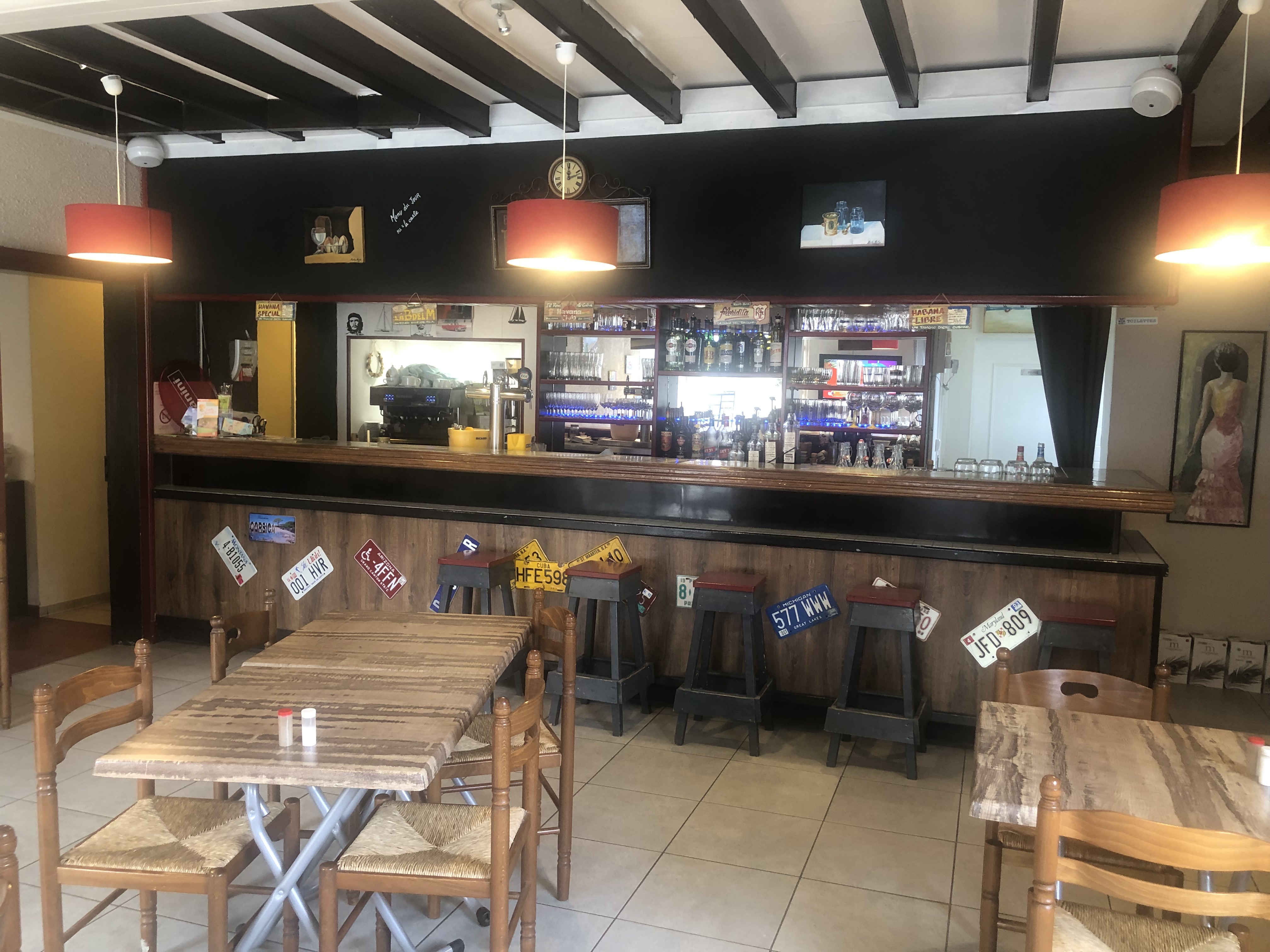 Cause santé 
Vendons bar restaurant licence IV
Avec terrasse et piscine
Appartement 4 pieces 3 chambres et séjour cuisine américaine
Entièrement refait
Complètement meublé

Disponible immédiatement