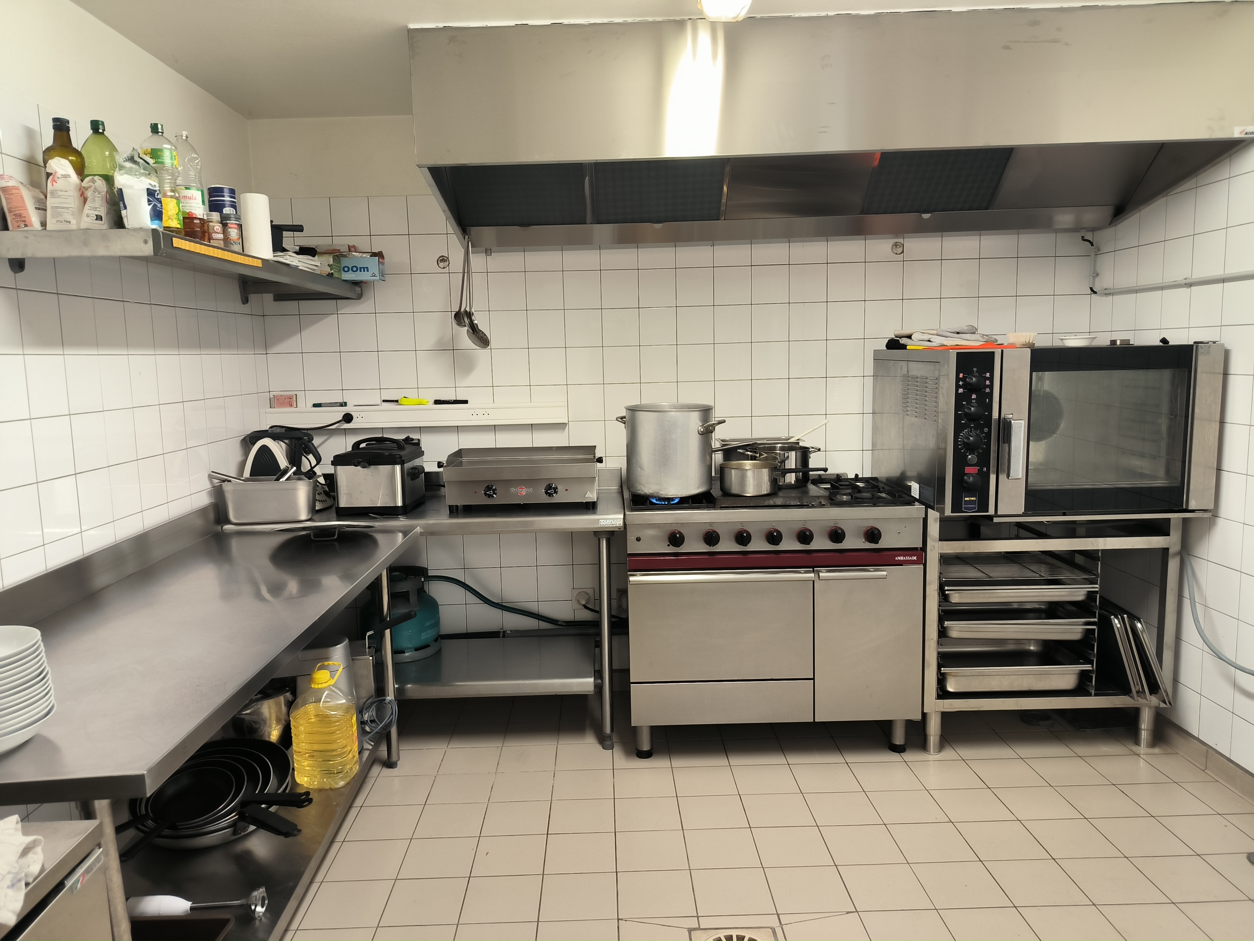 Appel à repreneur - Ouverture d'un café multiservice, commune de Baccon, Loiret (45)

La commune :
La commune de Baccon, située dans le département du Loiret (45), recherche un repreneur pour son commerce bar-restaurant multiservices, au cœur du village. Baccon est une charmante commune rurale de près de 650 habitants, idéalement située à 20 km d’Orléans et à proximité des communes de Meung-Sur-Loire et de Beaugency. Elle bénéficie d’un cadre de vie paisible et attractif, au sein d’un territoire agricole avec une population attachée à ses commerces de proximité. Le commerce à reprendre occupe un emplacement central, à proximité de la mairie. Il dispose d’une salle de restauration, d’un bar licence IV, ainsi que d’un espace multiservices permettant le développement d’activités complémentaires : petite épicerie, dépôt de pain, relais colis, animations locales, etc. La commune est ouverte à un accompagnement du repreneur, que ce soit sur le plan logistique ou administratif, afin de faciliter la relance ou la reprise de l’activité.

Activités déployées : bar, restauration, épicerie, dépôt de pain, animations, presse, relais colis.

Le local :
• en bon état.
• salle de bar et restaurant. Cuisine équipée, salle de préparation, réserve.
• superficie : 127m² + terrasse.
• stationnement à proximité.

Contrat proposé : bail commercial 3-6-9 ( local, Licence IV).

Aspects financiers :
• apport financier pour stock et trésorerie à prévoir.
• loyer : 450€ mois (TVA non applicable).
• ensemble gros équipements cuisine + petits matériels 8.515 HT (10.218 TTC).
• les charges locatives sont d'un euro symbolique pour la publication de l'annonce.

Profil de gérant recherché :
• vous possédez des vraies qualités de commerçant et une vive volonté d’entreprendre.
• vous souhaitez vous engager en faveur de la ruralité et en comprenez les enjeux.
• vous justifiez d’une expérience significative dans le secteur de la restauration ou du commerce et maitrisez les techniques culinaires essentielles, ainsi que les normes d’hygiène et de sécurité.
• vous avez des bases solides en gestion et faites preuve de rigueur et d’organisation.