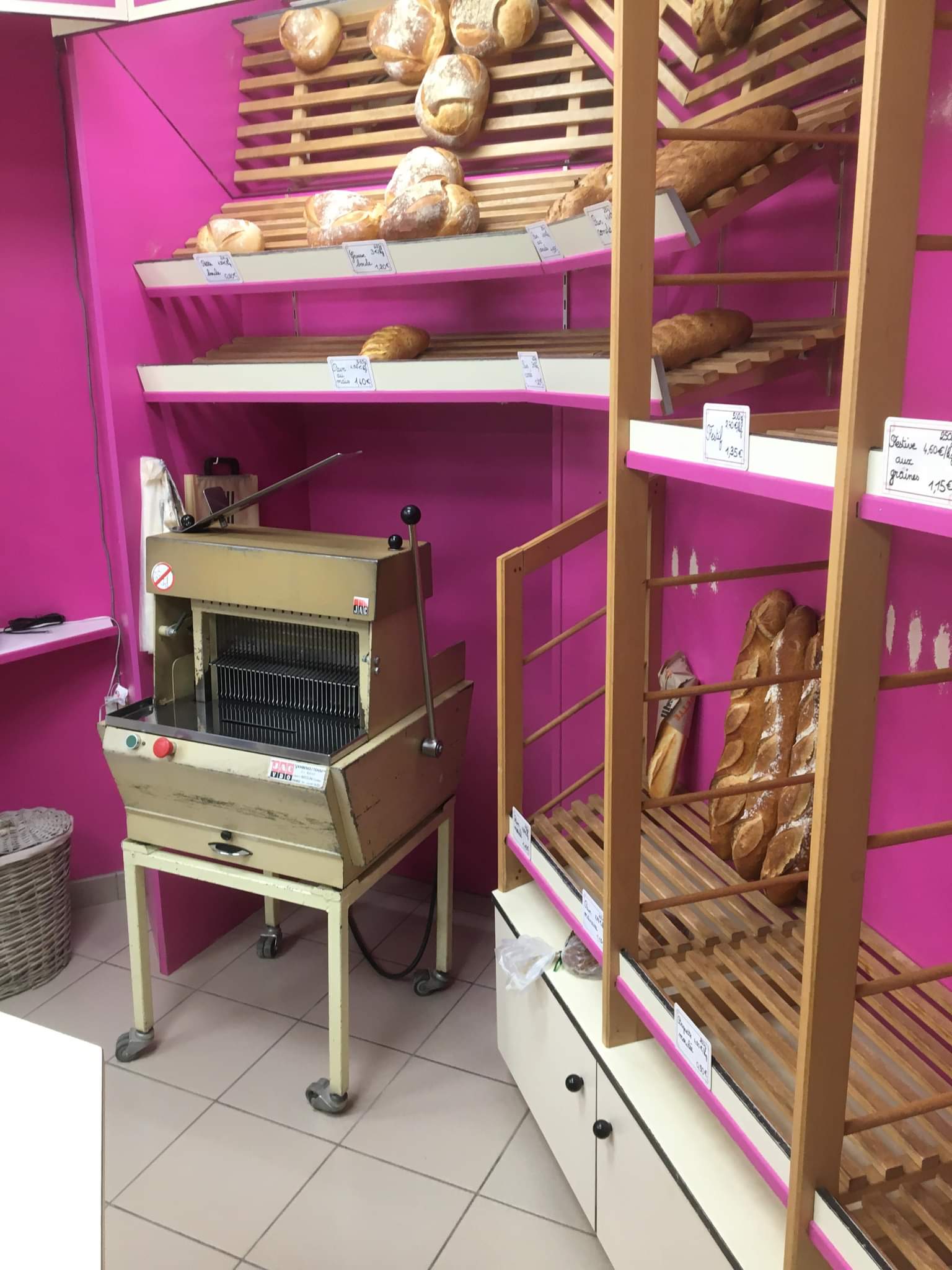 Bonjour cause santé vend fond de boulangerie pâtisserie acheté il y a 3 ans en constante progression plus d info en privé