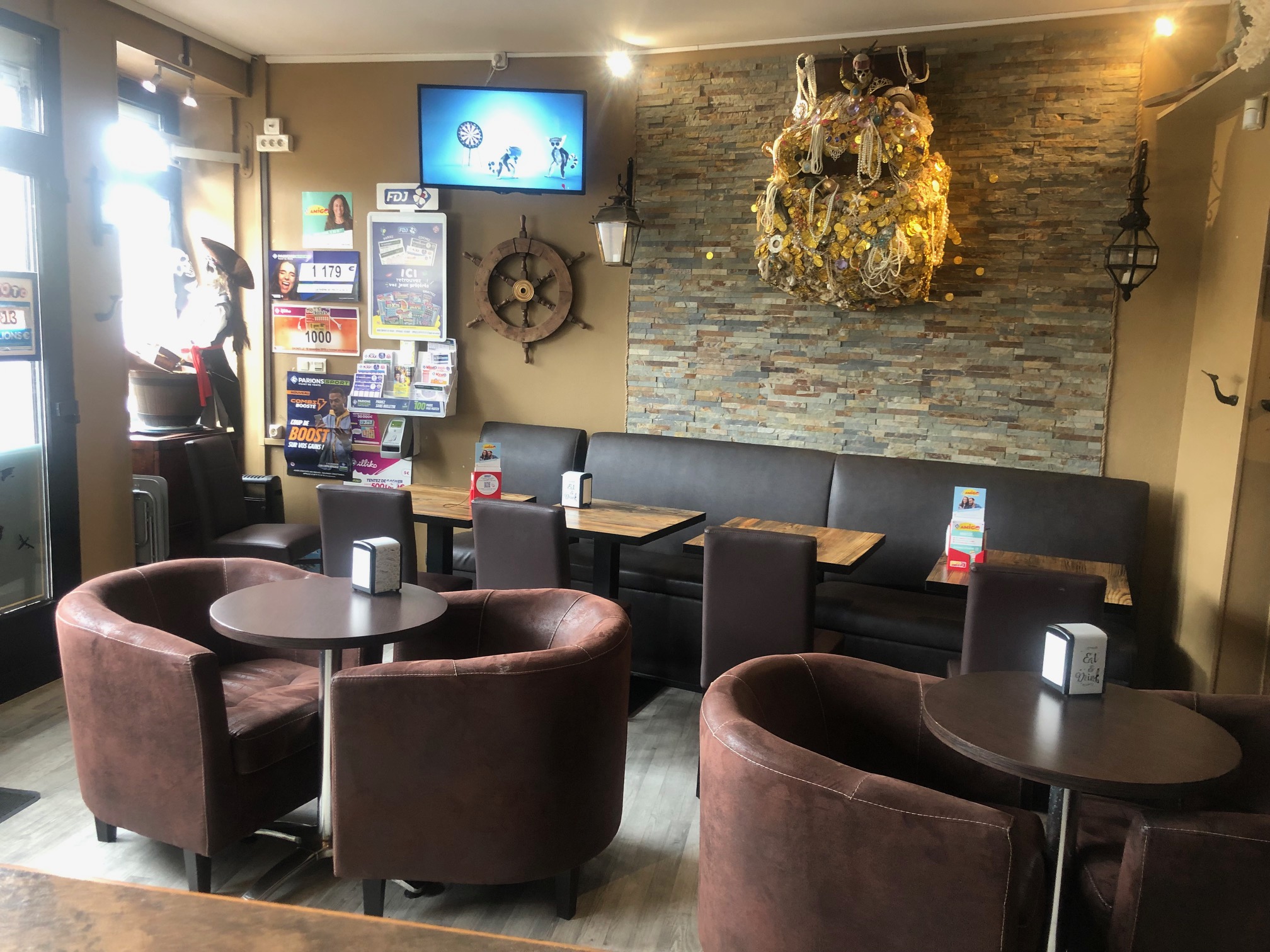 Je vend mon bar , tabac, FDJ situé dans un quartier agreable d'Alencon,  pres d'un parc.
Les places de parking sont gratuites, tres facile pour se garer.
Belle clientèle.
Il  pocède une terrasse interieure toute l'année et une terrasse exterieure 5 mois de l'année .
La déco est sur le theme des pirates.
Il pocéde une petite cuisine amenagée, une tres grande cave avec une piéce comprenant frigos et congelateur.
A l'etage un appartement de 60 m2 en  tres bon etat.
Je l'ai mis en vente le fond de commerce car j'aimerai prendre ma retraite.