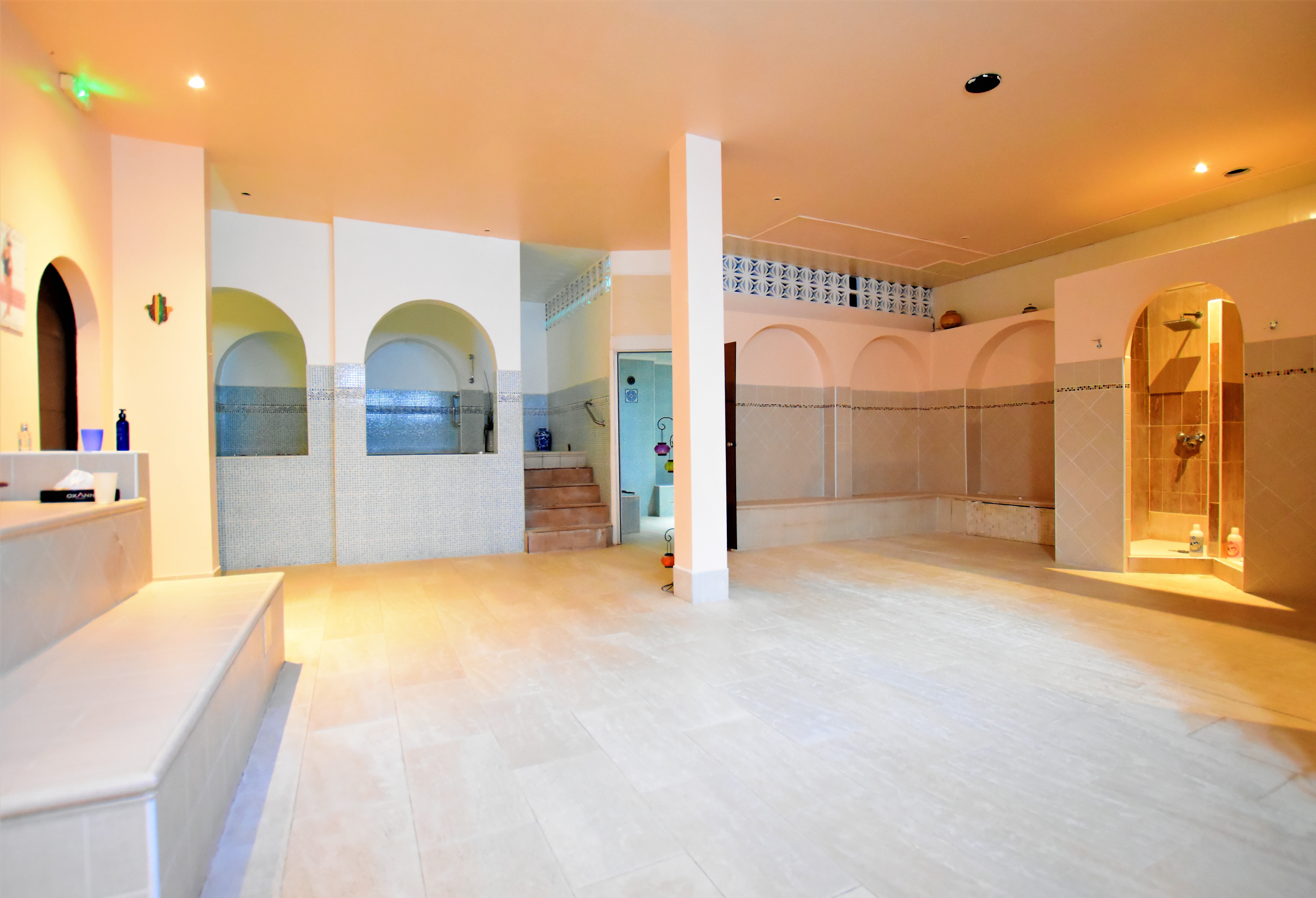 // RARE A LA VENTE // **ENSEMBLE IMMOBILIER ET FOND DE COMMERCE** 
ou MURS COMMERCIAUX ET HABITATION ou FONDS DE COMMERCE

Le prix comprend  
Soit :
Les murs commerciaux, Un appartement, Un fond de commerce de type "Entretien corporel", Et des places de parking extérieurs : 1.324.800€

Soit :
Les murs commerciaux et l'habitation : 1.190.250€

Soit :
Le fonds de commerce de type "Entretien corporel" : 140.000€

 / GROS POTENTIEL DE DEVELOPPEMENT / 
En effet, quatre locations peuvent compléter l’exploitation de ce lieu. 
*PARTIE COMMERCE : superficie de 492,92 m² 
DPE : 358 E - GES : 37 D - Consommations annuelles d’énergie / Période des relevés de consommations considérée : 2019-2018-2017. 
*PARTIE APPARTEMENT : superficie de 108,42 m² et 2 terrasses de 134 m² pour les deux A l’étage : un appartement avec accès exclusif via des escaliers extérieurs, ainsi que 2 terrasses dont une filante faites en dalles sur plots. 
DPE 170 C - GES 15 C Prix moyen des énergies indexés au 1er janvier 2021, abonnement compris 14 places de parking privatifs dans la cour.