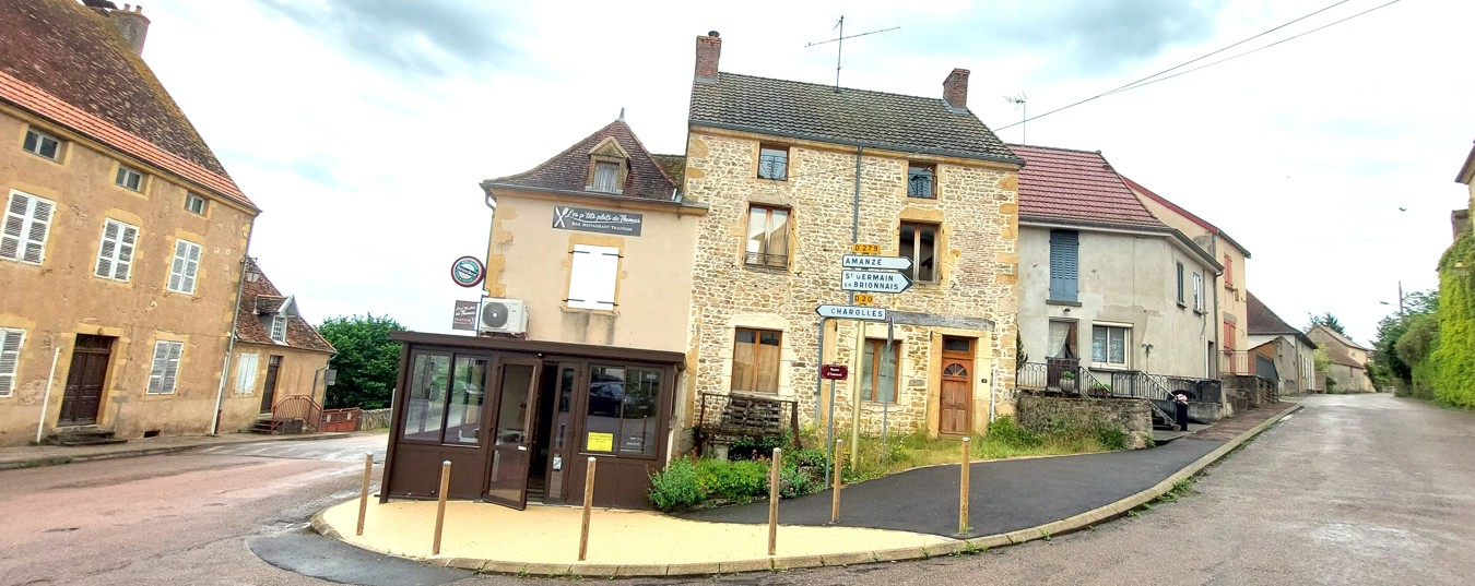Un bourg authentique et animé au coeur du Charolais vous attend pour la reprise de son bar-restaurant !