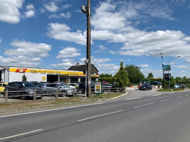 A reprendre, garage automobile en très bon état avec station-service 24/24 aux normes. 
Le local est situé dans une commune rurale dynamique (superette, boulangerie, restaurants, salon de coiffure, dentistes, kinés, infirmière, clinique vétérinaire, école...) sur un axe très passager et en zone de revitalisation rurale.
Grand espace d'accueil, 2 bureaux, salle de pause, sanitaires aux normes PMR, aire de lavage, atelier avec espace de stockage soit 502 m² de surface sur un terrain de 3728 m² avec espace de présentation de véhicules.
Pas de fonds de commerce à acheter.
Potentiel de clientèle importante.
Possibilité d'avoir la maison attenante.
Conditions financières à étudier et à mettre en place entre les parties