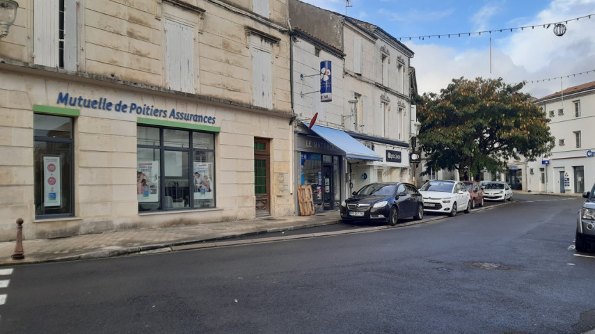 A vendre cause retraite, commerce de boucherie charcuterie en centre ville d'une commune rurale de plus de 2000 habitants. Avec pharmacies, médecins, dentistes, podologue, école maternelle, primaire, collège, boulangeries, pâtisseries, bureau de tabac, buraliste, fleuriste, bar, café restaurant coiffeuses, vente de textiles femme, opticiens.  Emplacement idéal, parking à moins de 50 mètres facilement accessible. Clientèle fidèle depuis 20 ans. Prix de vente
110000€ matériel compris. Loyer mensuel 600€ 
CA stable depuis de nombreuses années. Disponible de suite, idéale pour un couple. Logement  habitable à l'étage. Possibilité d'acquisition des murs  en option.