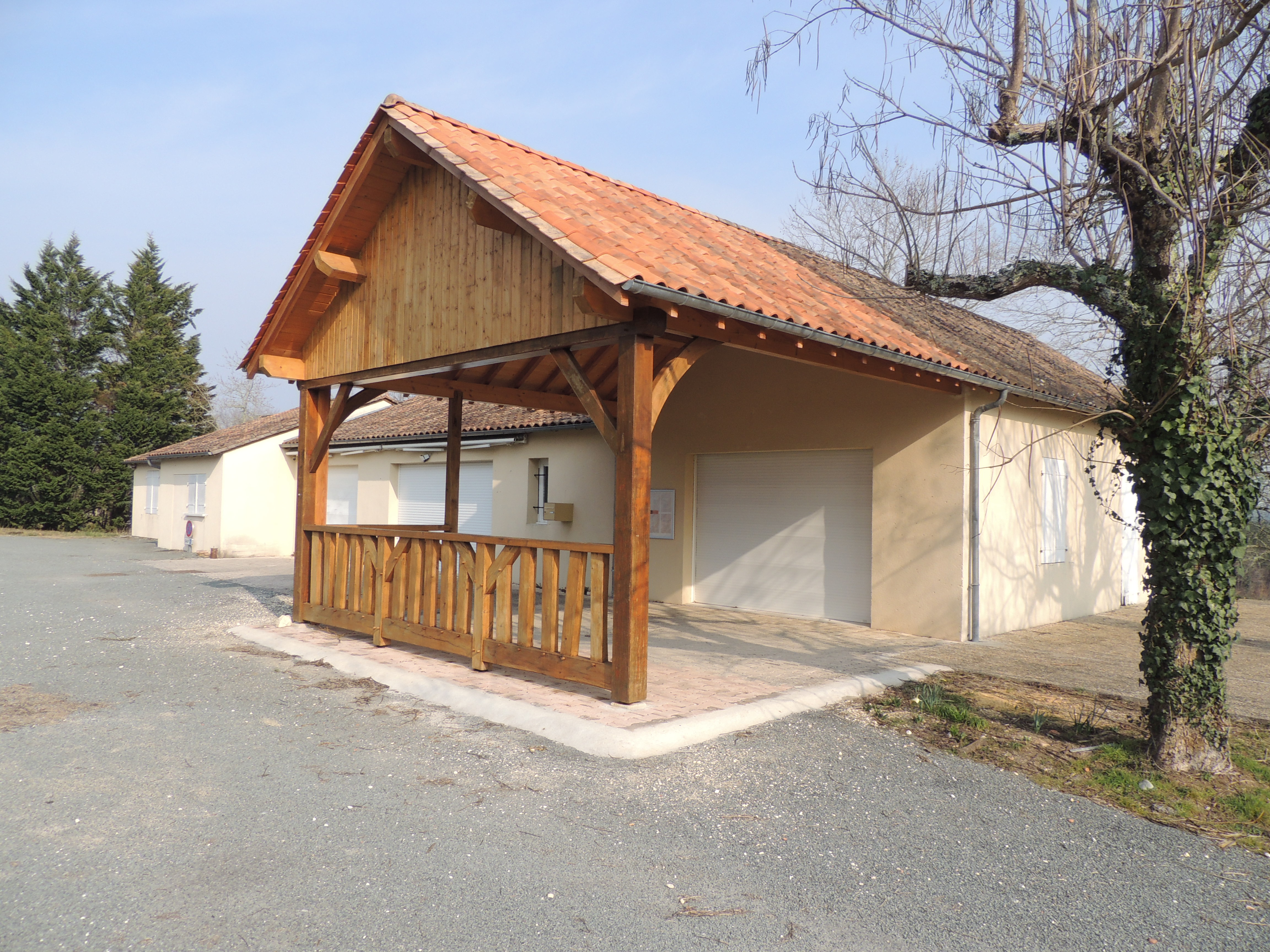 Le complexe est situé au cœur de la forêt de la Double au carrefour de deux grands axes routiers. A proximité des commerces ; 10 minutes de Mussidan ,
 45 minutes de Périgueux (métro) et 1 heure de Bordeaux.
Il est composé d'un logement pour 4 personnes accolé au local professionnel .
Le coté pro avec licence IV se compose d'un bar, d'une grande salle de restaurant (50 couverts), d'une cuisine équipée en parfait état , d'une pièce épicerie, et deux 2 grandes terrasses dont une en façade couverte.
Nombreuses places de parking.
Le loyer est de 500€.
Pour tous renseignements s’adresser à la mairie de Saint Michel de Double
 les lundis et ou jeudis au 0553817062.

Mail : mairiedesaintmicheldedouble@wanadoo.fr  
Adresse :  Mairie
                 Le bourg
     24400 Saint Michel de Double
