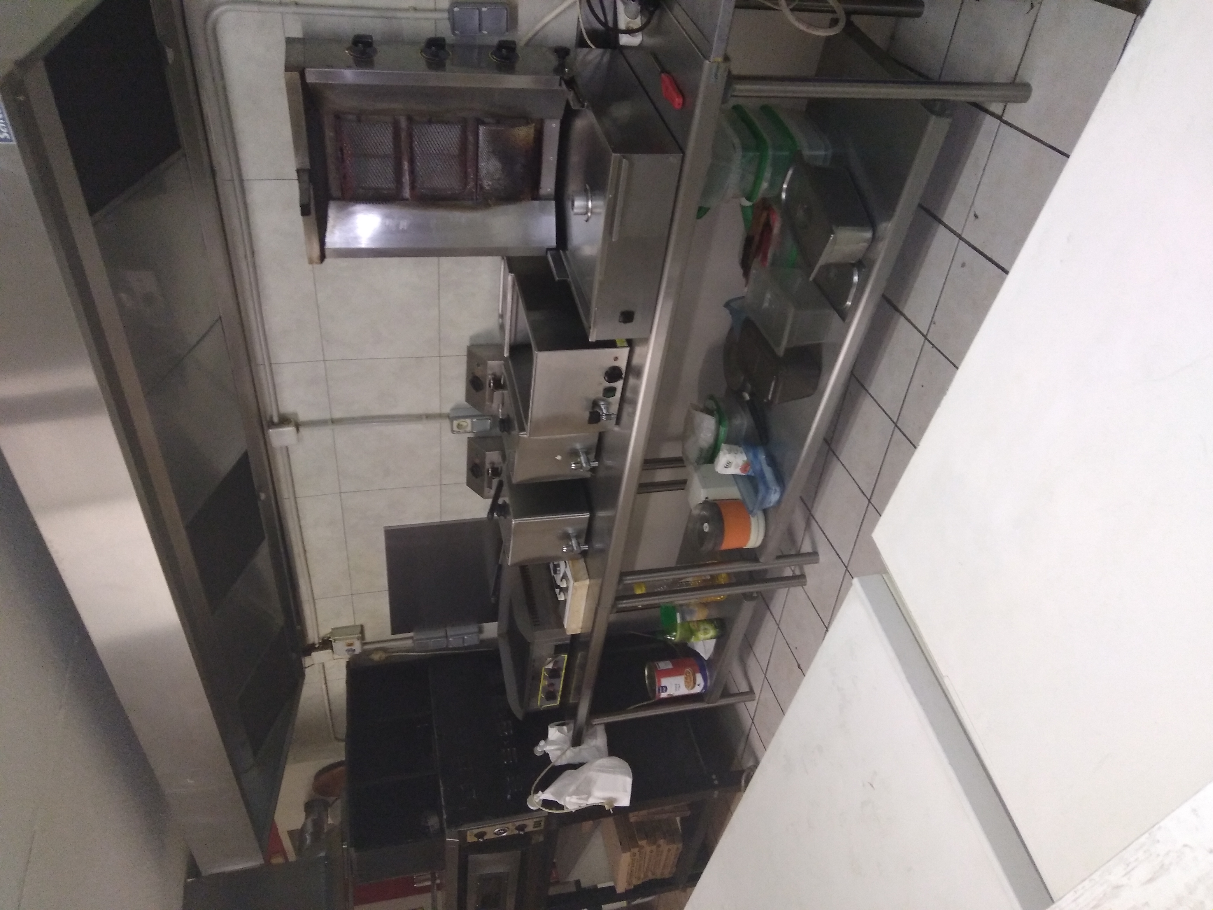 Cause retraite je vend mon fond de commerce dans les Pyrénées orientale de type restauration rapide pizzeria snack kebab créer en 2010 bien équipé. Ce bien ce situe au cœur du village face à la mairie, école, église. Parking,  licence 3, 30 places assises,  livraison sur huit villages alentours. Il y'a une pièce de repos ou de stockage de 40 m2 avec SDB,  WC , évier cuisine,  ouvert à l'année le soir , possibilité d'augmenter le c.a en ouvrant le midi. A 1/4 heure des plages et une demi heure de l'Espagne Perthus. Bail 3/6/9 renouvelables. Loyers 910 euros. Prix de vente à débattre. Possibilité d'acheter les murs commerciaux séparément.