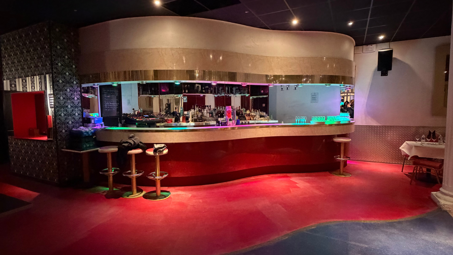 Le Vitotel, cabaret emblématique de Vitot (Eure)

Situé au cœur du charmant village de Vitot, dans l’Eure, Le Vitotel est un lieu emblématique mêlant convivialité, culture et spectacle. Ce cabaret unique en son genre, reconnu pour son ambiance chaleureuse et ses soirées festives, cherche aujourd’hui un repreneur pour poursuivre l’aventure, suite au départ à la retraite des propriétaires.

Le site offre un fort potentiel de développement, que ce soit pour maintenir l’activité de cabaret, créer un lieu d’événements privés (repas-spectacles, mariages, séminaires, concerts) ou imaginer un concept touristique innovant.

Le bâtiment, en bon état, comprend une grande salle de spectacle avec scène équipée, un bar, un espace cuisine.

Ce lieu de vie et de partage attend désormais une personne ou un couple passionné(e) par le spectacle, la restauration ou l’animation locale, prêt(e) à faire rayonner de nouveau Le Vitotel dans la région.

👉 Une belle opportunité de reprendre un établissement plein d’histoire et de charme, au cœur de la Normandie !
Localisation : Vitot (Eure, 27)
Pour toute information ou visite, contactez-moi directement.