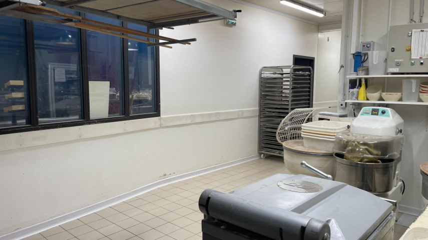 A vendre, fonds de commerce de boulangerie, pâtisserie, snacking situé en Vendée à 15kms environ de la ROCHE SUR YON.

Commune rurale et dynamique (plus de 2500 habitants) avec des écoles, des infrastructures de loisirs et un tissu économique dense.

Projet de développement pour des futurs logements. 

Petite zone commerciale en centre bourg avec différents commerces et services.

Pas de concurrence, livraison sur plusieurs communes.

Clientèle de particuliers  fidélisée depuis l'ouverture en 2016.

Bel outil de production - matériel en excellent état.

Si vous souhaitez plus de photos, vous pouvez contacter M. CHARRIER. 

L'entreprise fonctionne actuellement avec 3 dirigeants dont 1 boulanger et 1 pâtissier qui resteraient  dans l'entreprise en qualité de salariés en fonction des besoins du repreneur + 2 vendeuses TP, 2 apprentis, 1 contrat étudiant + 1 livreur (10H/semaine).

Fermeture le Mercredi (journée) et le dimanche après-midi. 
Distributeur de pain devant l'établissement.

Les locaux appartiennent à la municipalité. Loyer modéré.

Très belle opportunité.